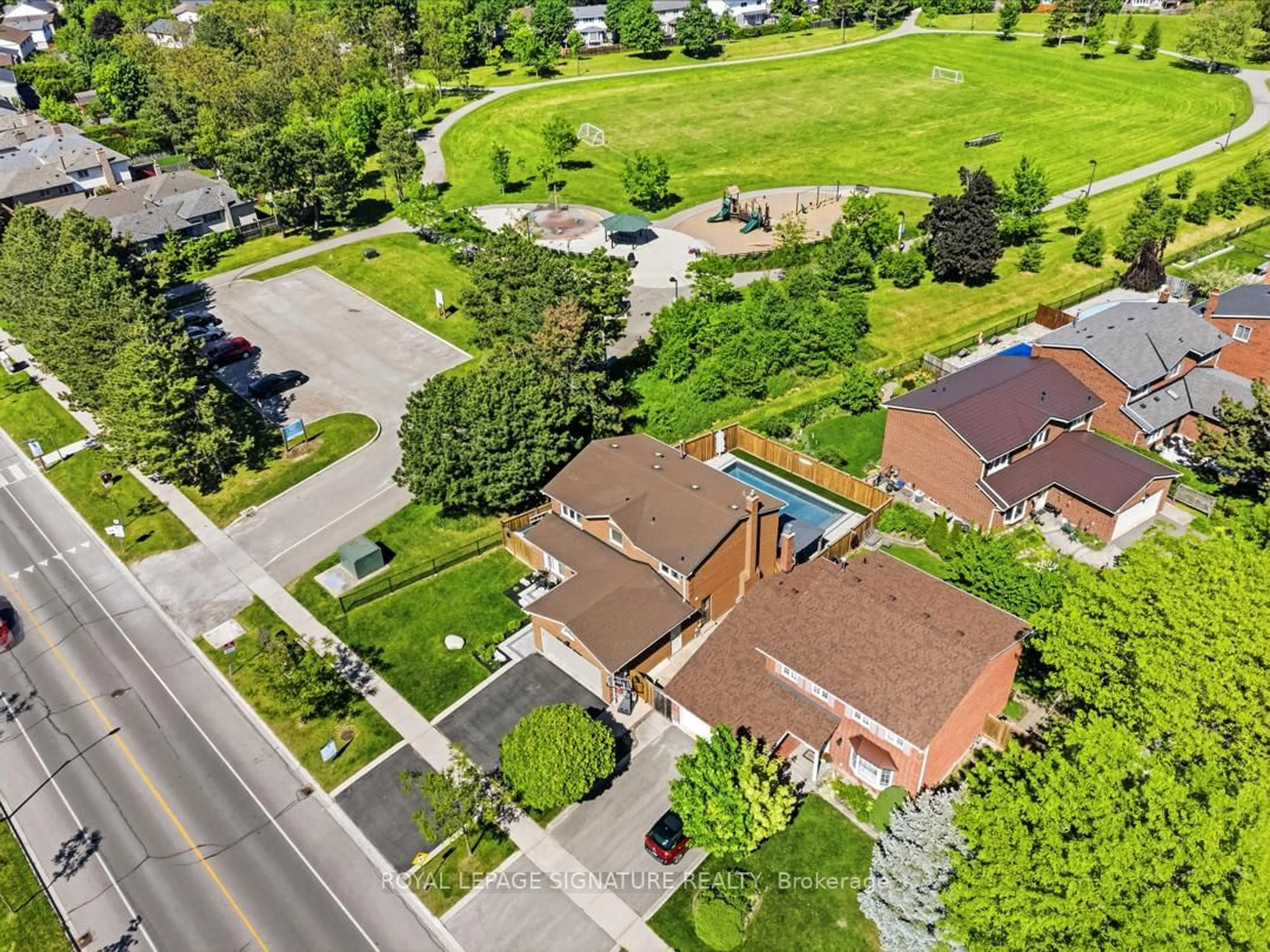 A pic from outside/outdoor area/front of a property/back of a property/a pic from drone, street for 752 Laurier Ave, Milton Ontario L9T 4S6