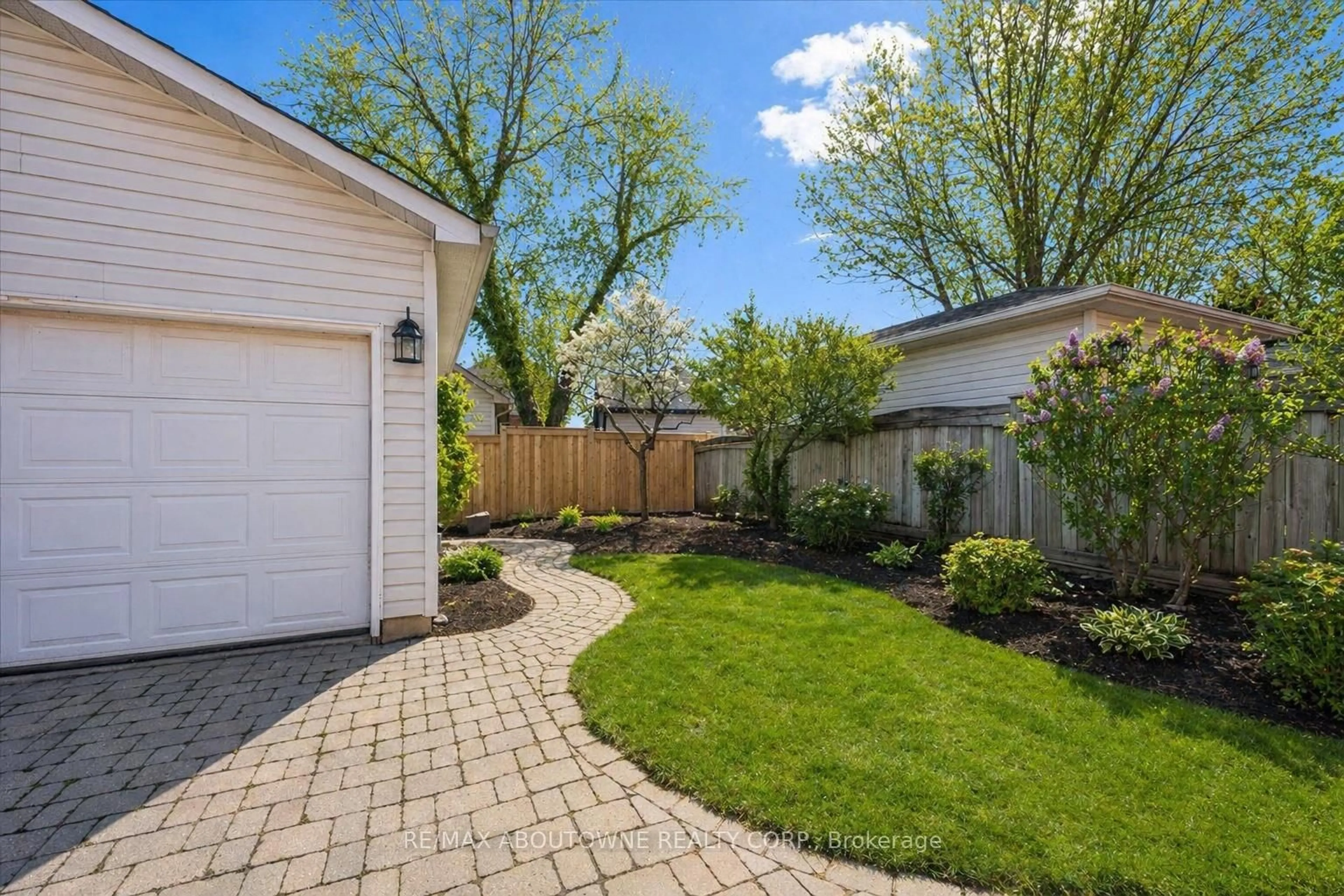 Patio, street for 2484 Capilano Cres, Oakville Ontario L6H 6L4