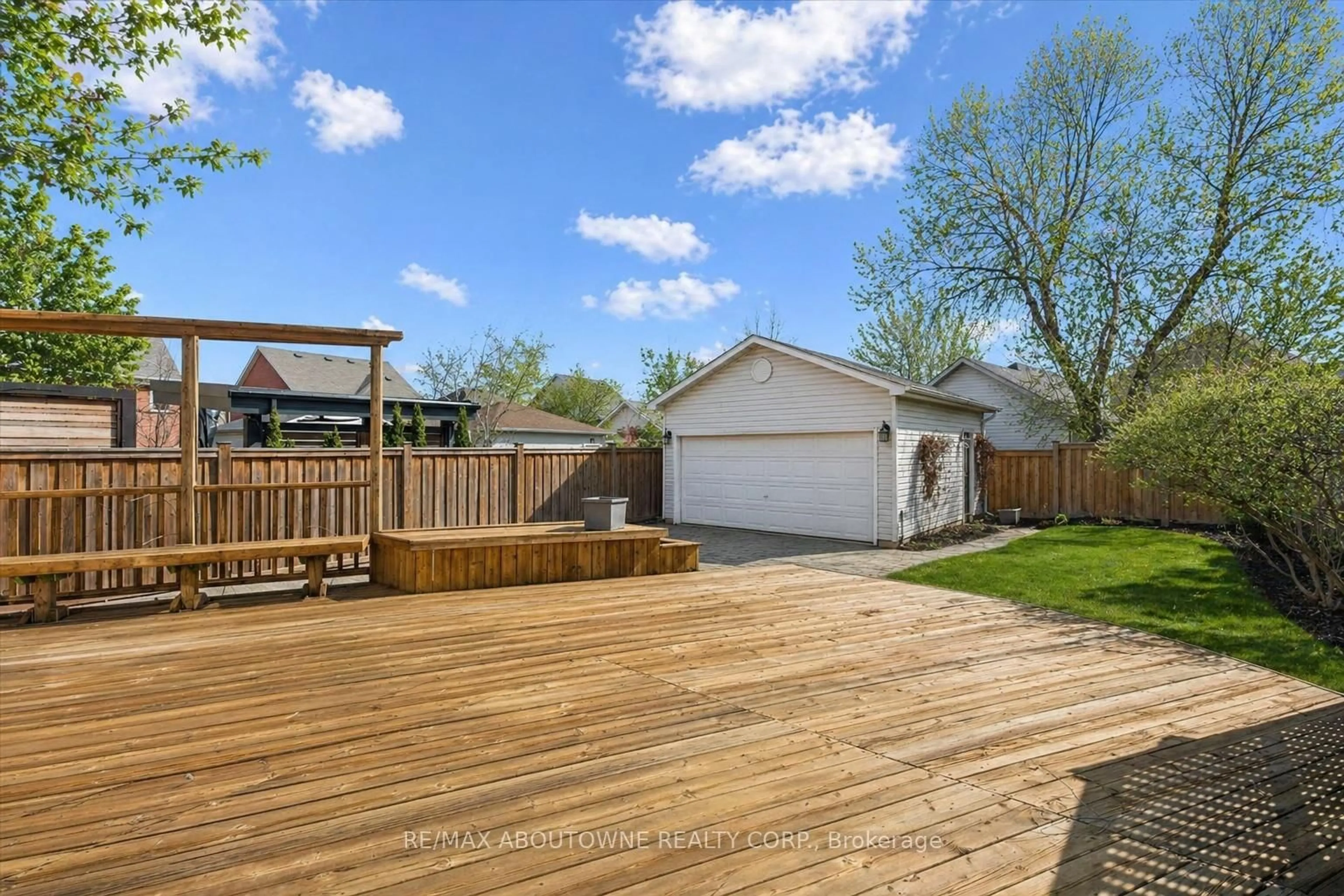 A pic from outside/outdoor area/front of a property/back of a property/a pic from drone, street for 2484 Capilano Cres, Oakville Ontario L6H 6L4