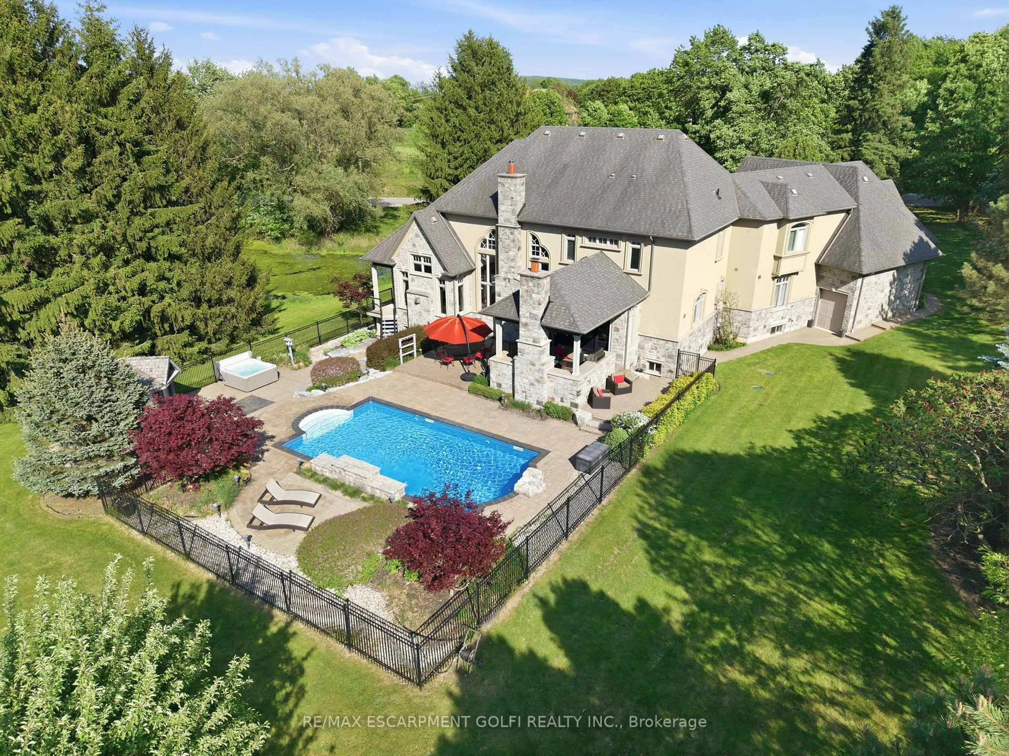 A pic from outside/outdoor area/front of a property/back of a property/a pic from drone, unknown for 2319 Kilbride St, Burlington Ontario L7P 0H7