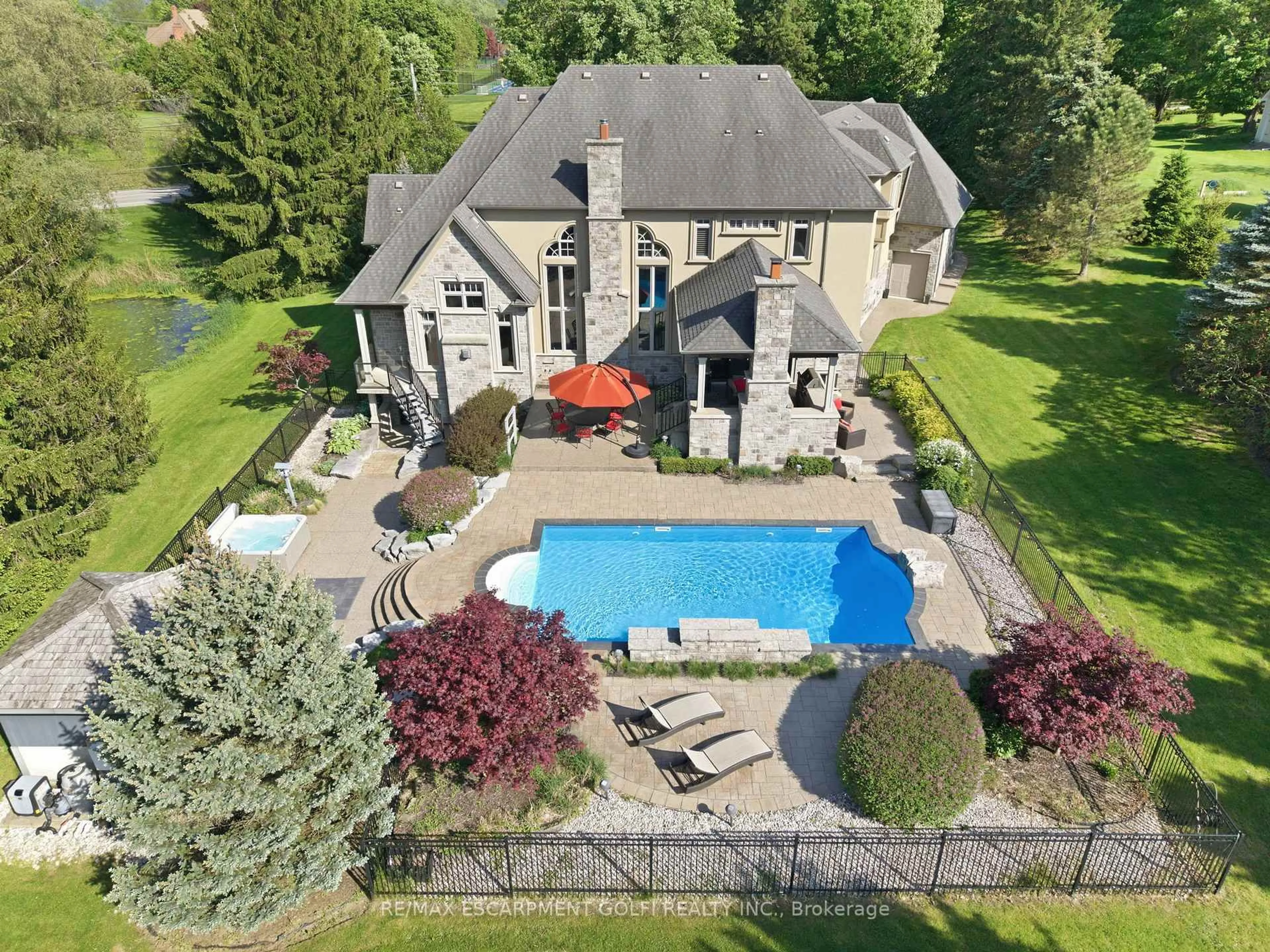 A pic from outside/outdoor area/front of a property/back of a property/a pic from drone, unknown for 2319 Kilbride St, Burlington Ontario L7P 0H7