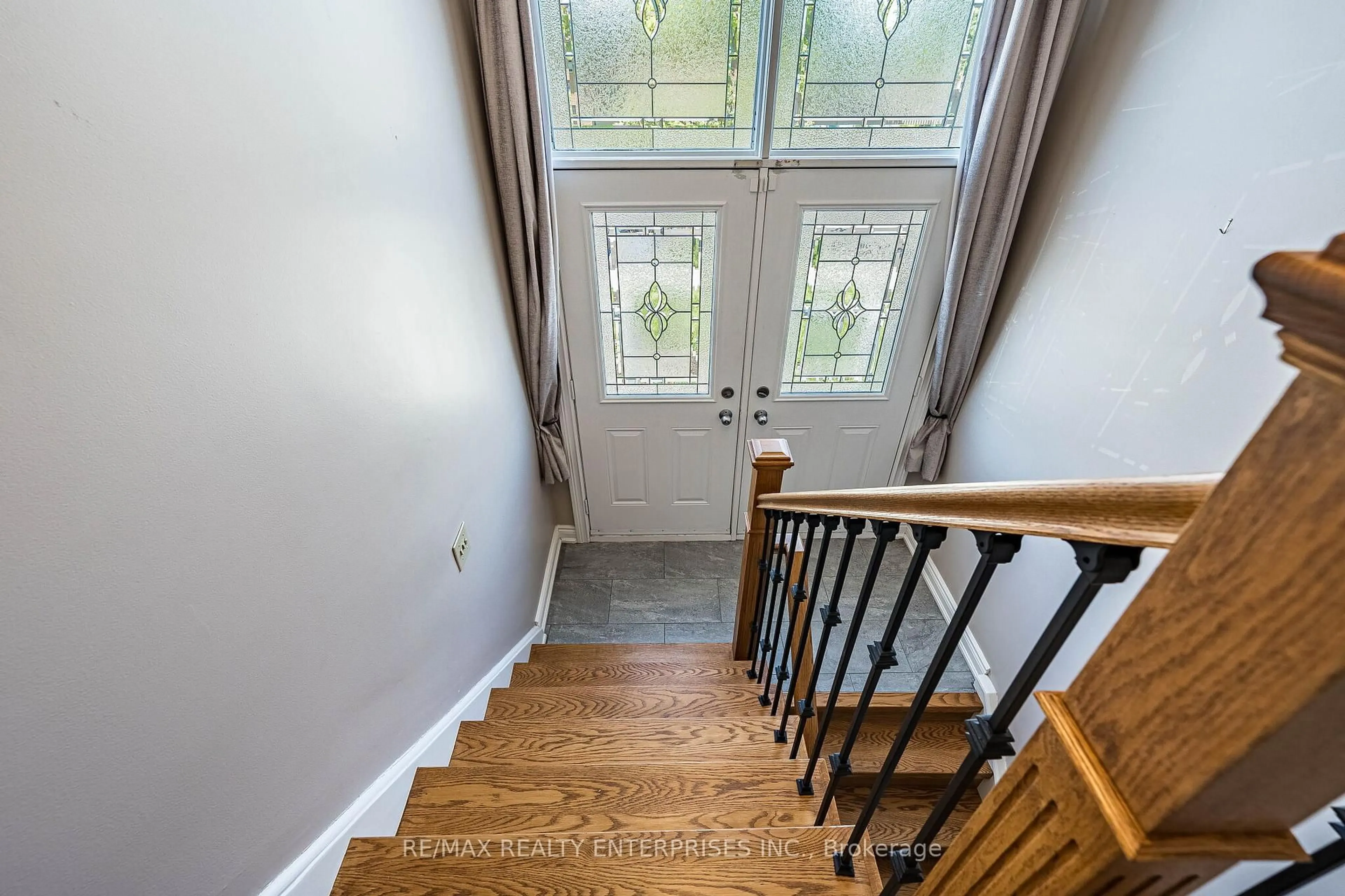 Indoor entryway for 3669 Molly Ave, Mississauga Ontario L5A 3G5