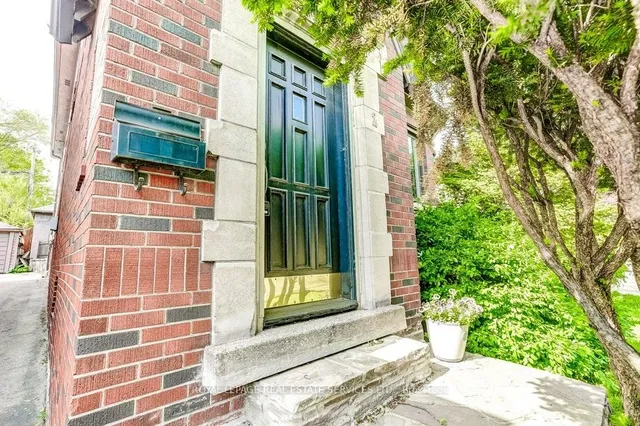 2 Larkin Ave, Toronto 2