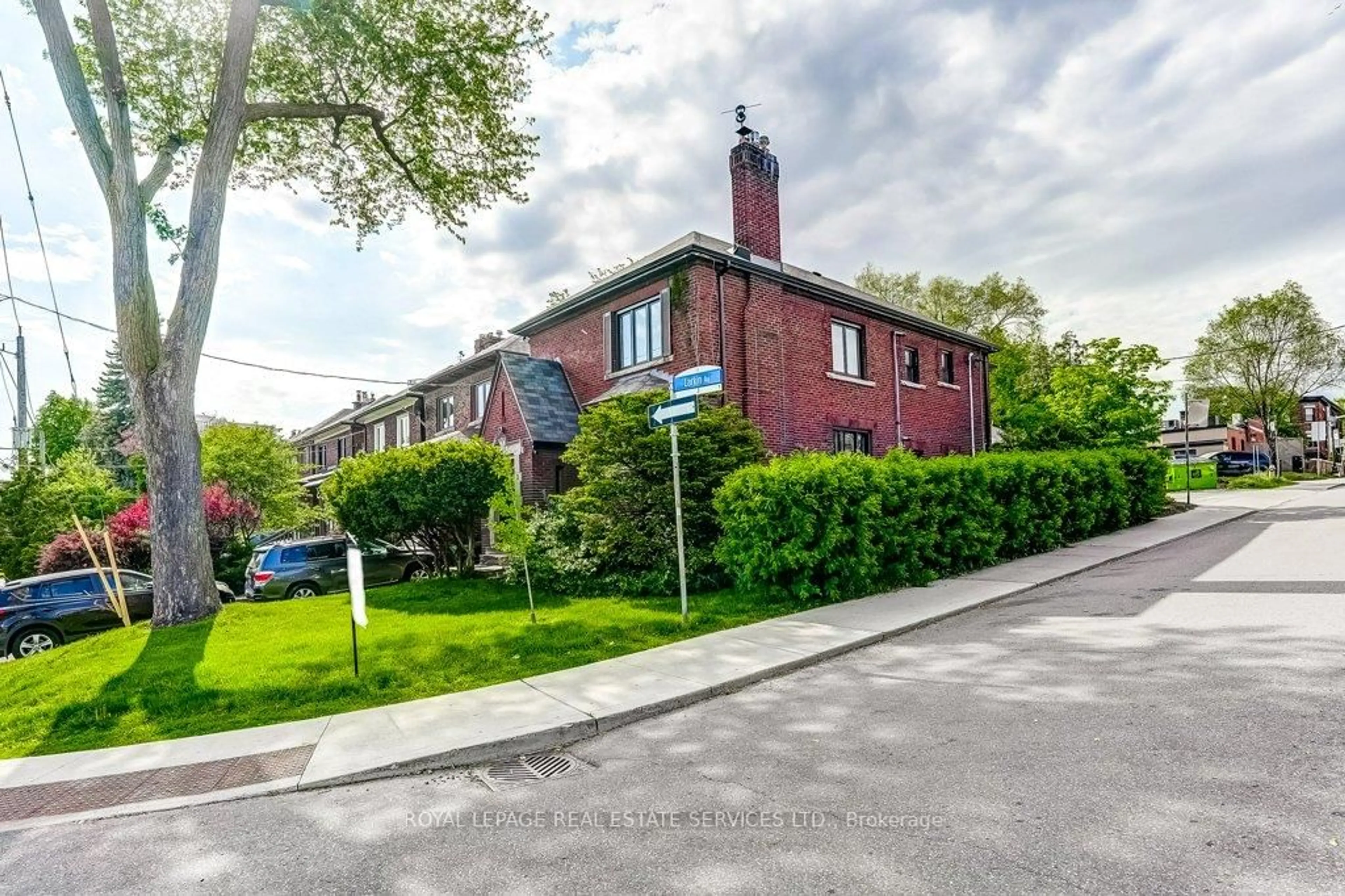 A pic from outside/outdoor area/front of a property/back of a property/a pic from drone, street for 2 Larkin Ave, Toronto Ontario M6S 1L8