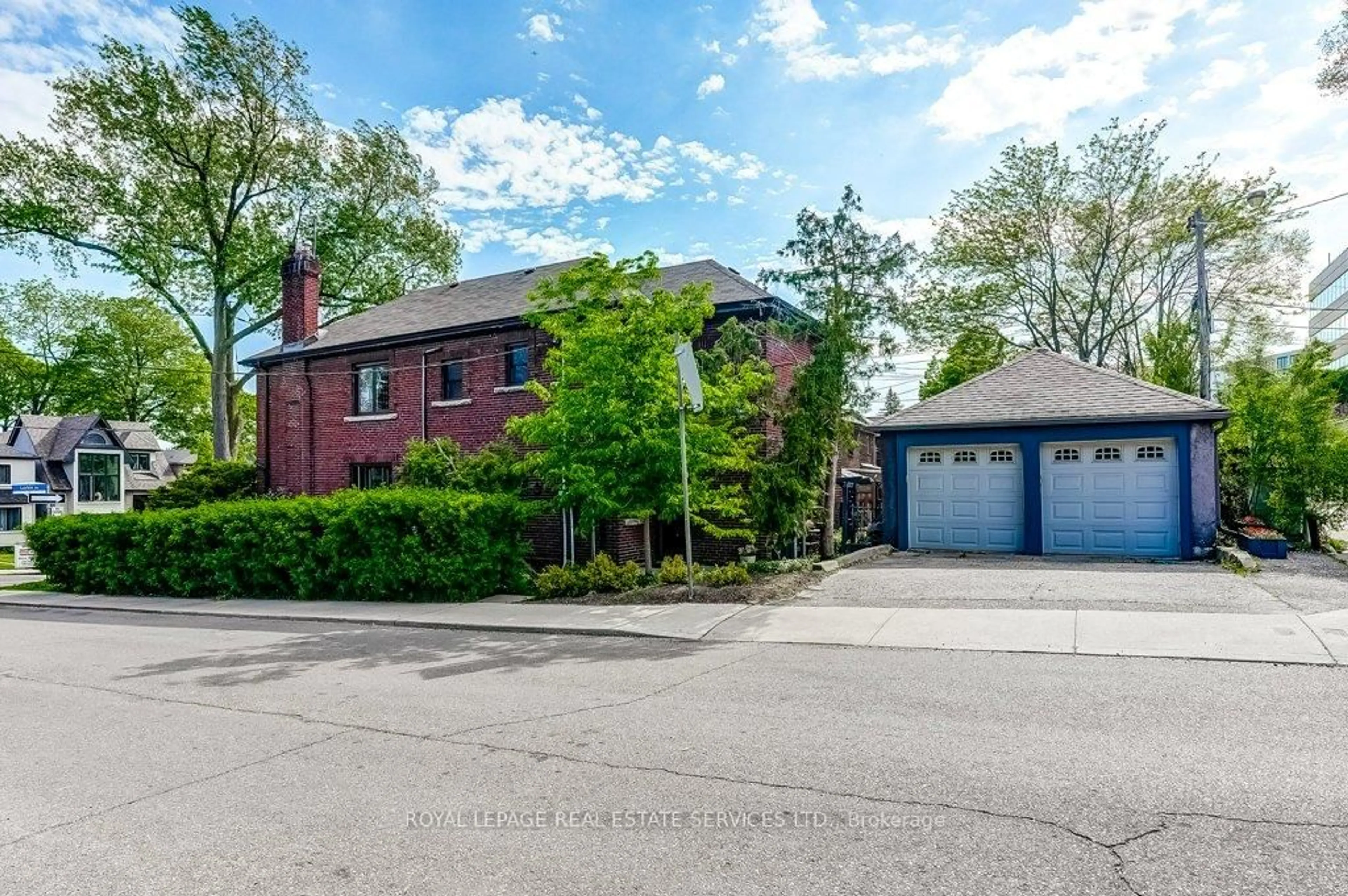 A pic from outside/outdoor area/front of a property/back of a property/a pic from drone, street for 2 Larkin Ave, Toronto Ontario M6S 1L8