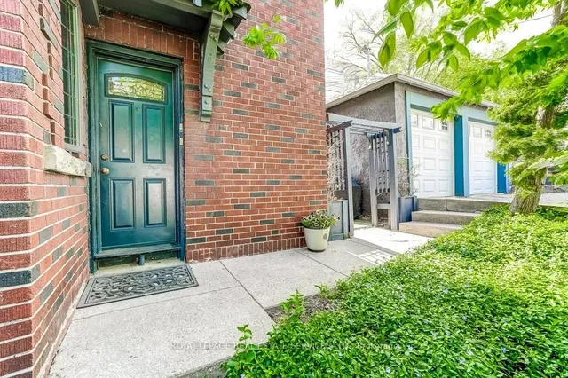 2 Larkin Ave, Toronto 5