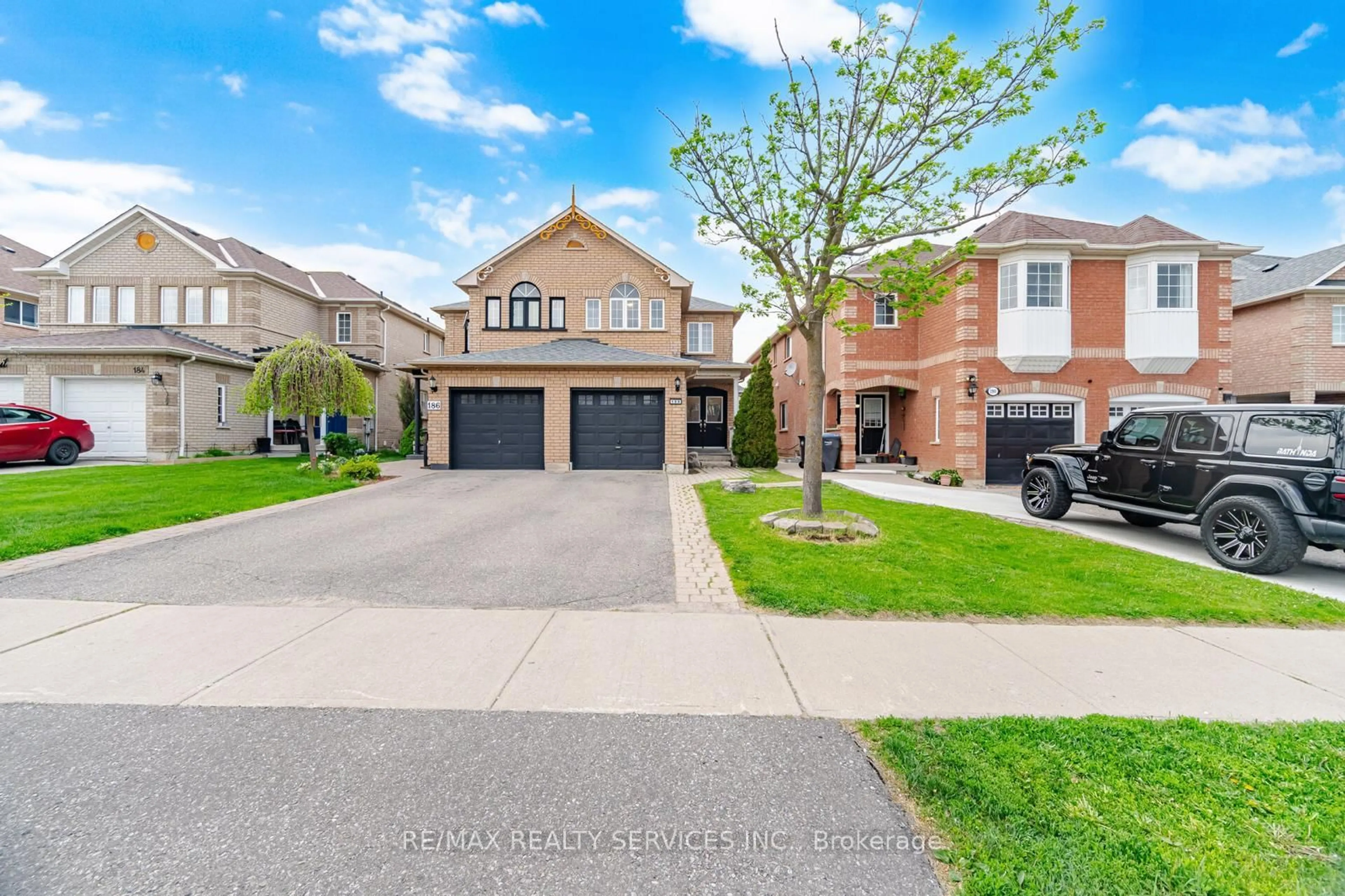 A pic from outside/outdoor area/front of a property/back of a property/a pic from drone, street for 188 Tiller Tr, Brampton Ontario L6X 4T1