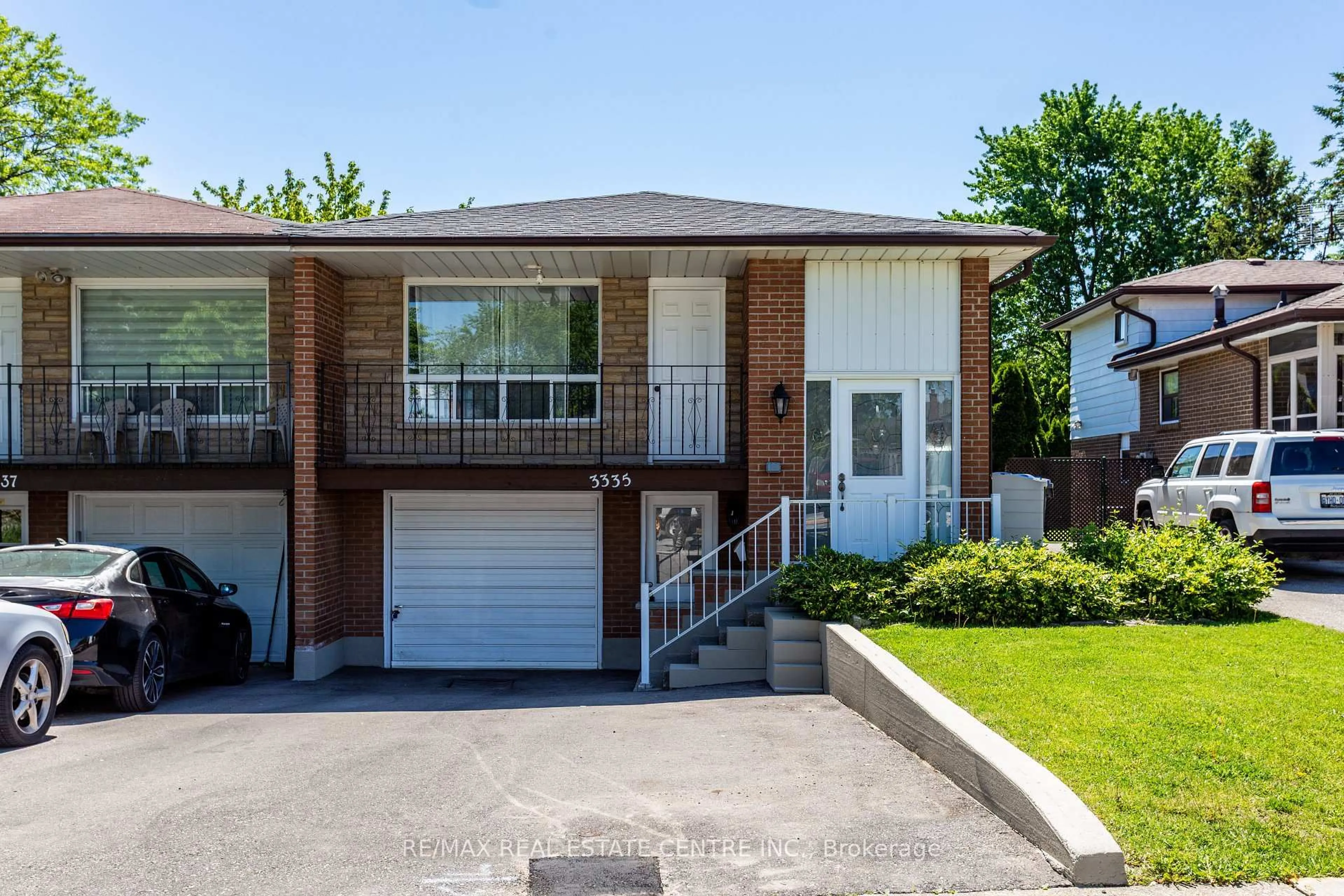 Home with brick exterior material, street for 3335 Homark Dr, Mississauga Ontario L4Y 2K5
