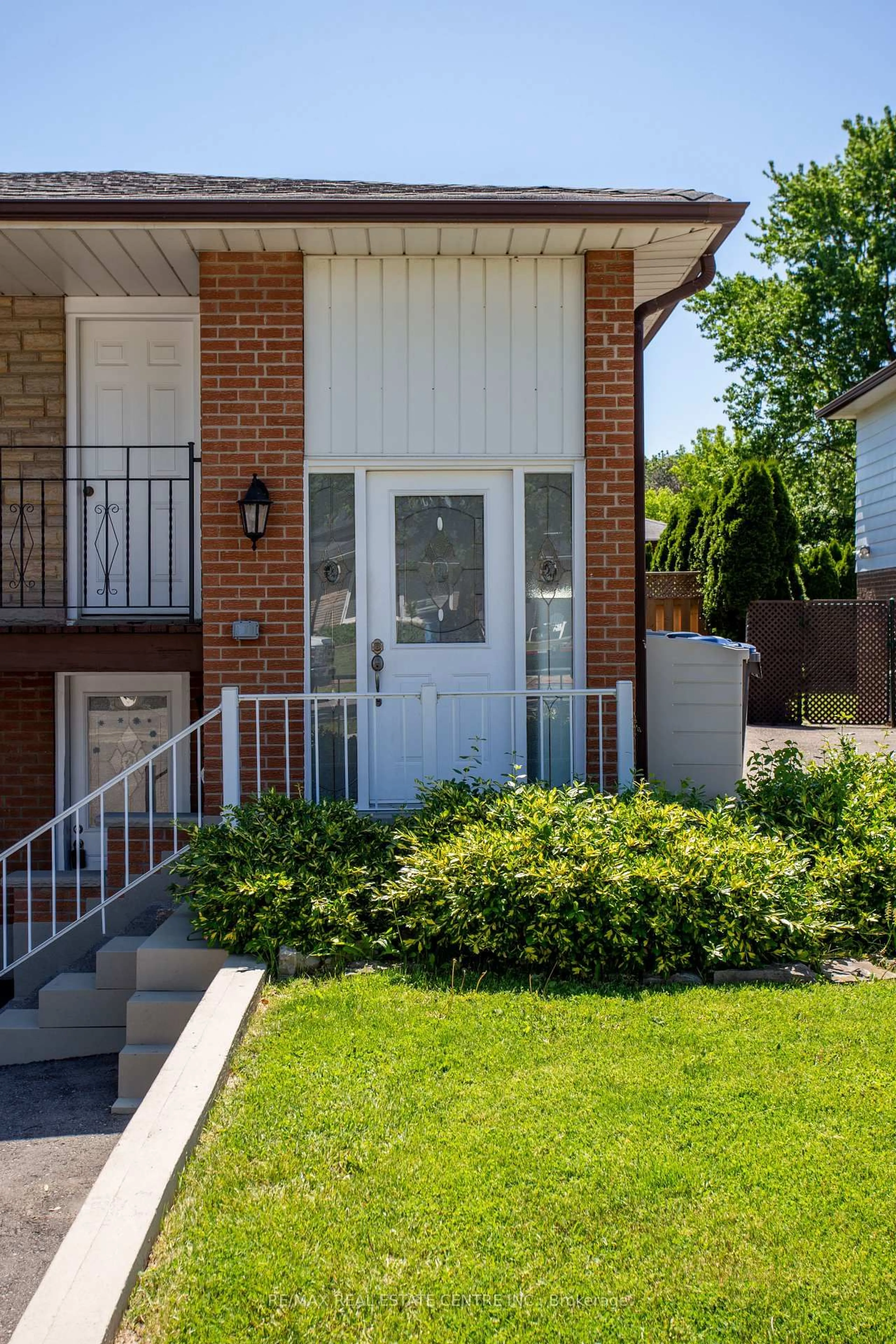 Home with brick exterior material, street for 3335 Homark Dr, Mississauga Ontario L4Y 2K5