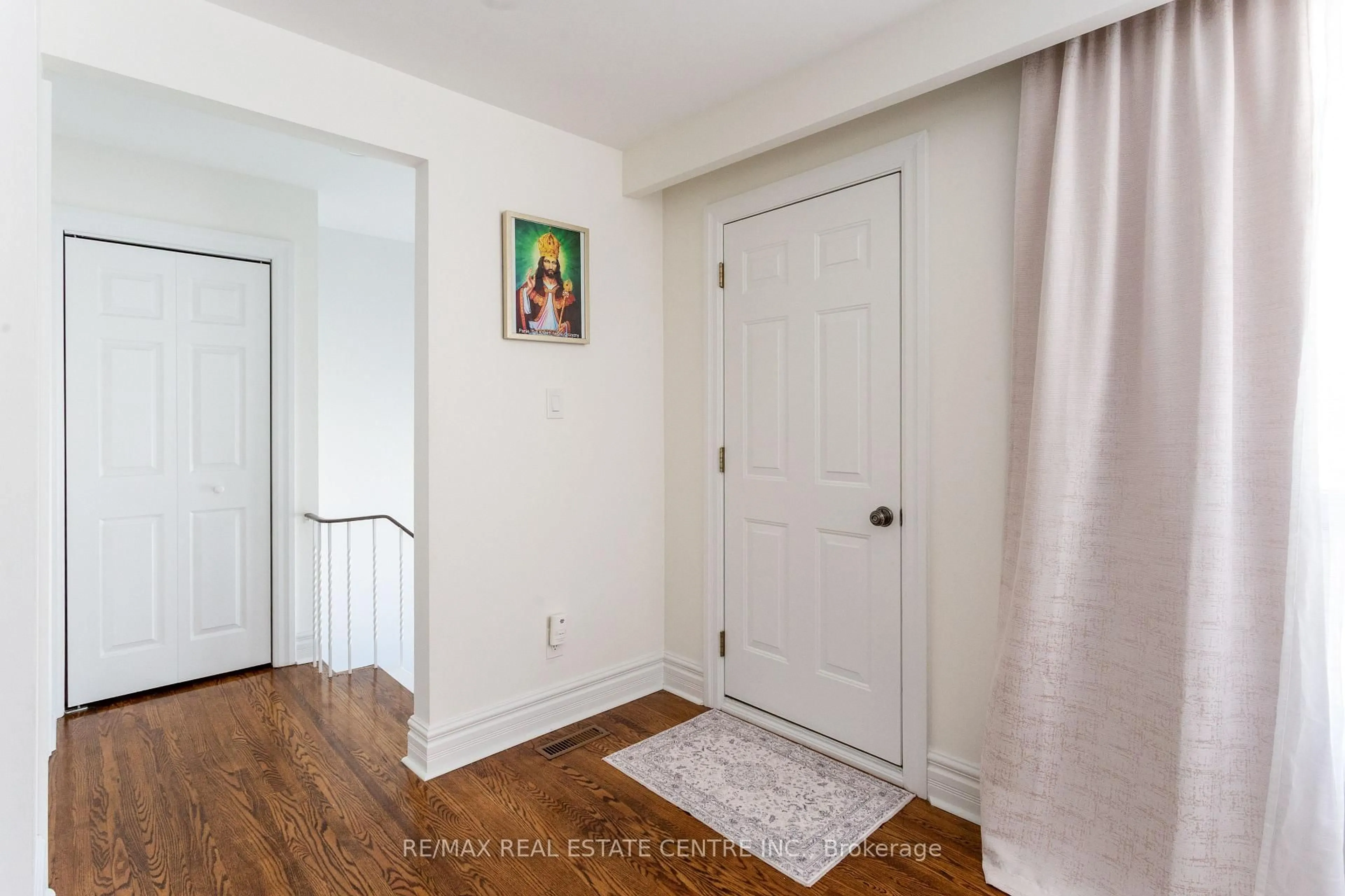 Indoor entryway for 3335 Homark Dr, Mississauga Ontario L4Y 2K5