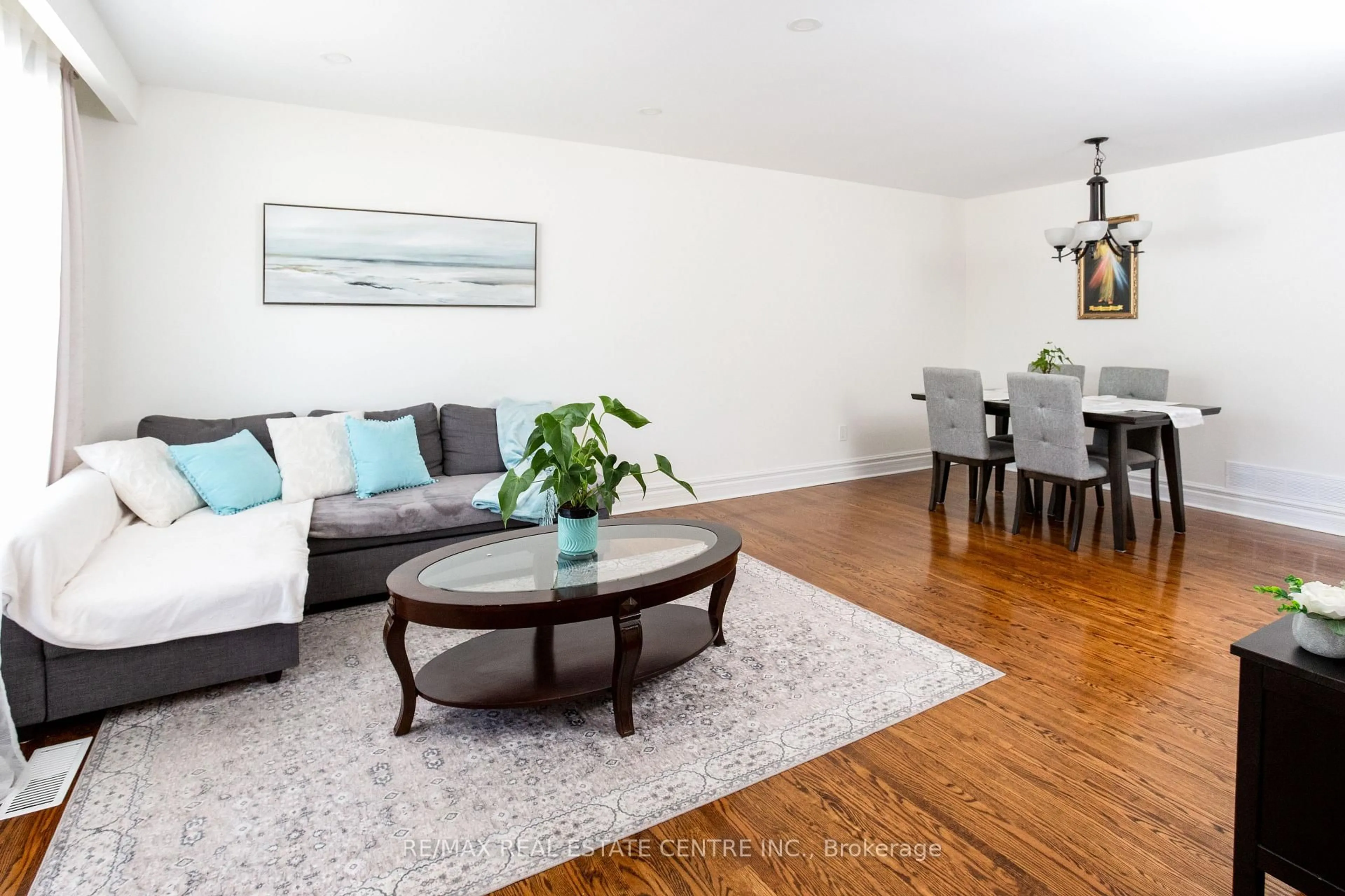 Living room with furniture, wood/laminate floor for 3335 Homark Dr, Mississauga Ontario L4Y 2K5