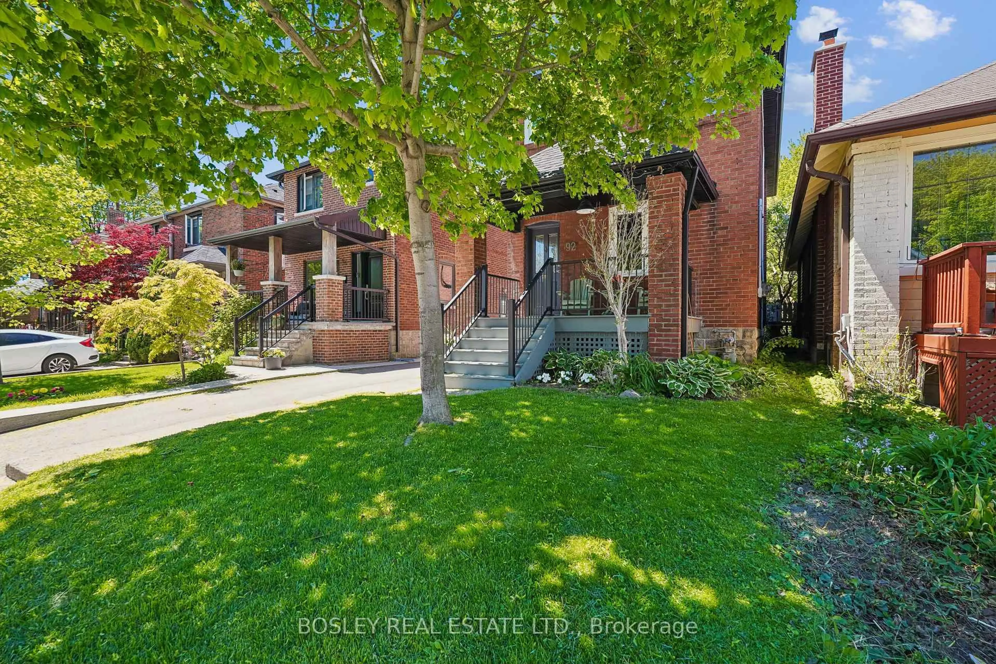 A pic from outside/outdoor area/front of a property/back of a property/a pic from drone, street for 92 Seventh St, Toronto Ontario M8V 3B4