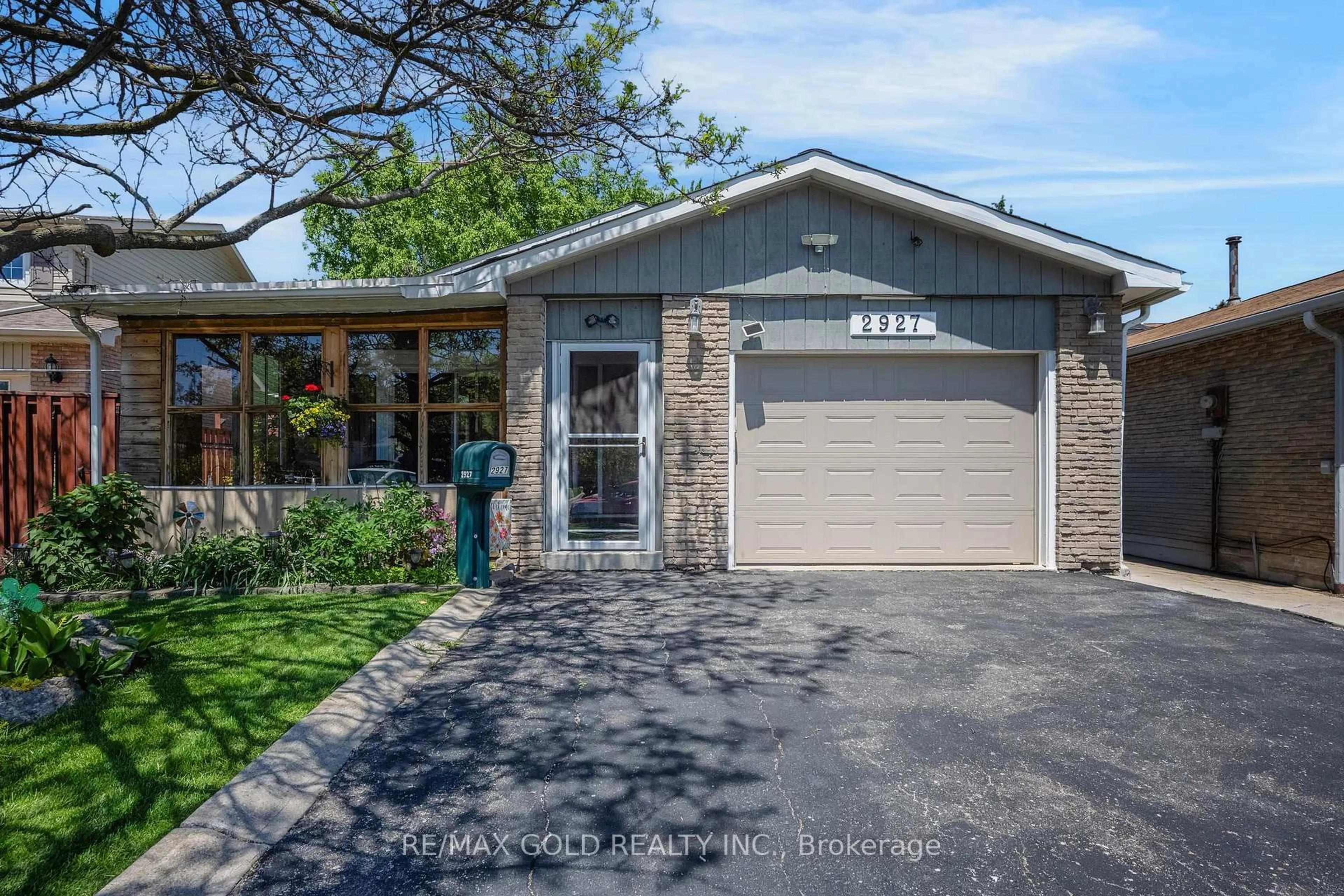 Home with brick exterior material, street for 2927 Arles Mews, Mississauga Ontario L5N 2N1