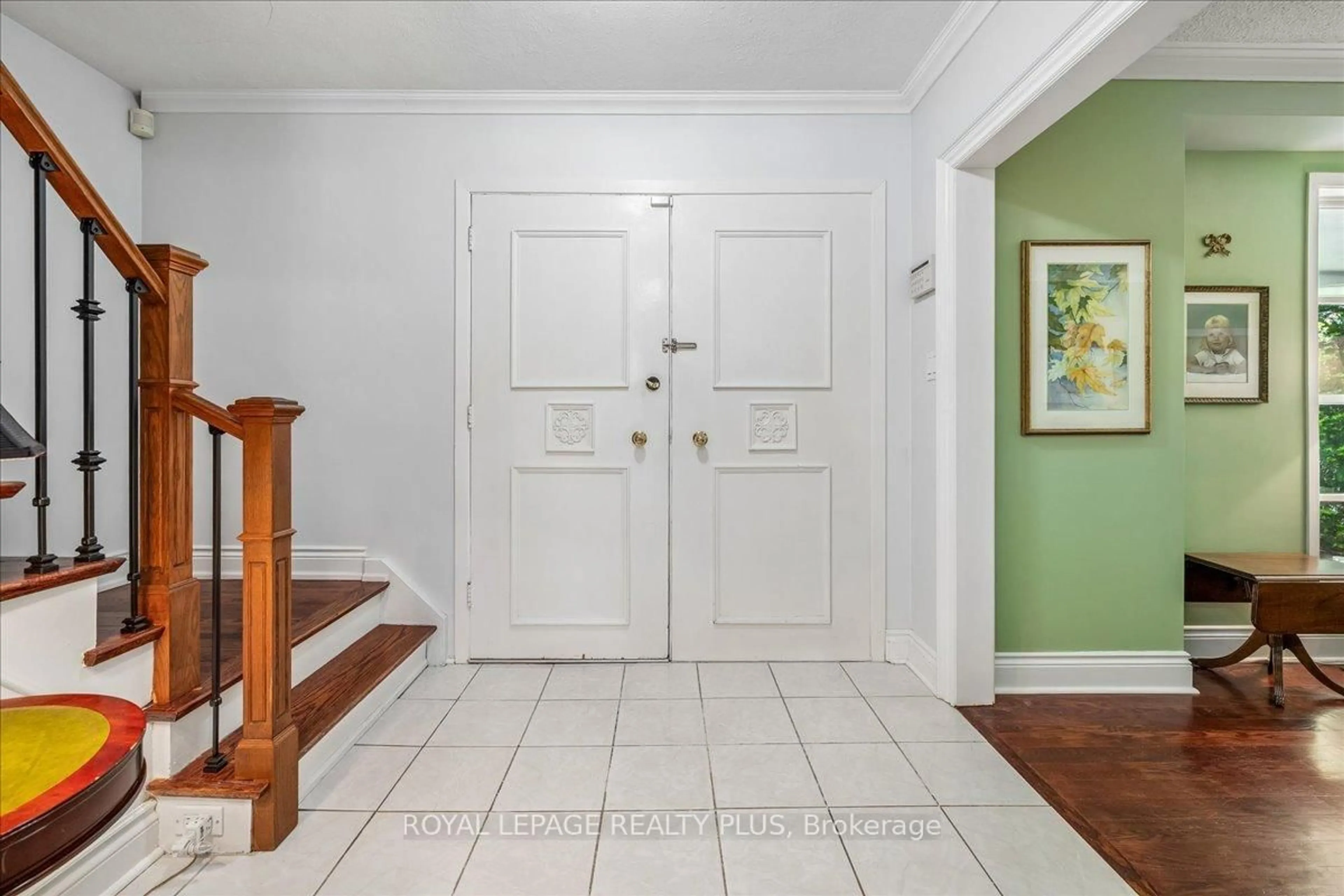 Indoor entryway for 921 Calder Rd, Mississauga Ontario L5J 2M6