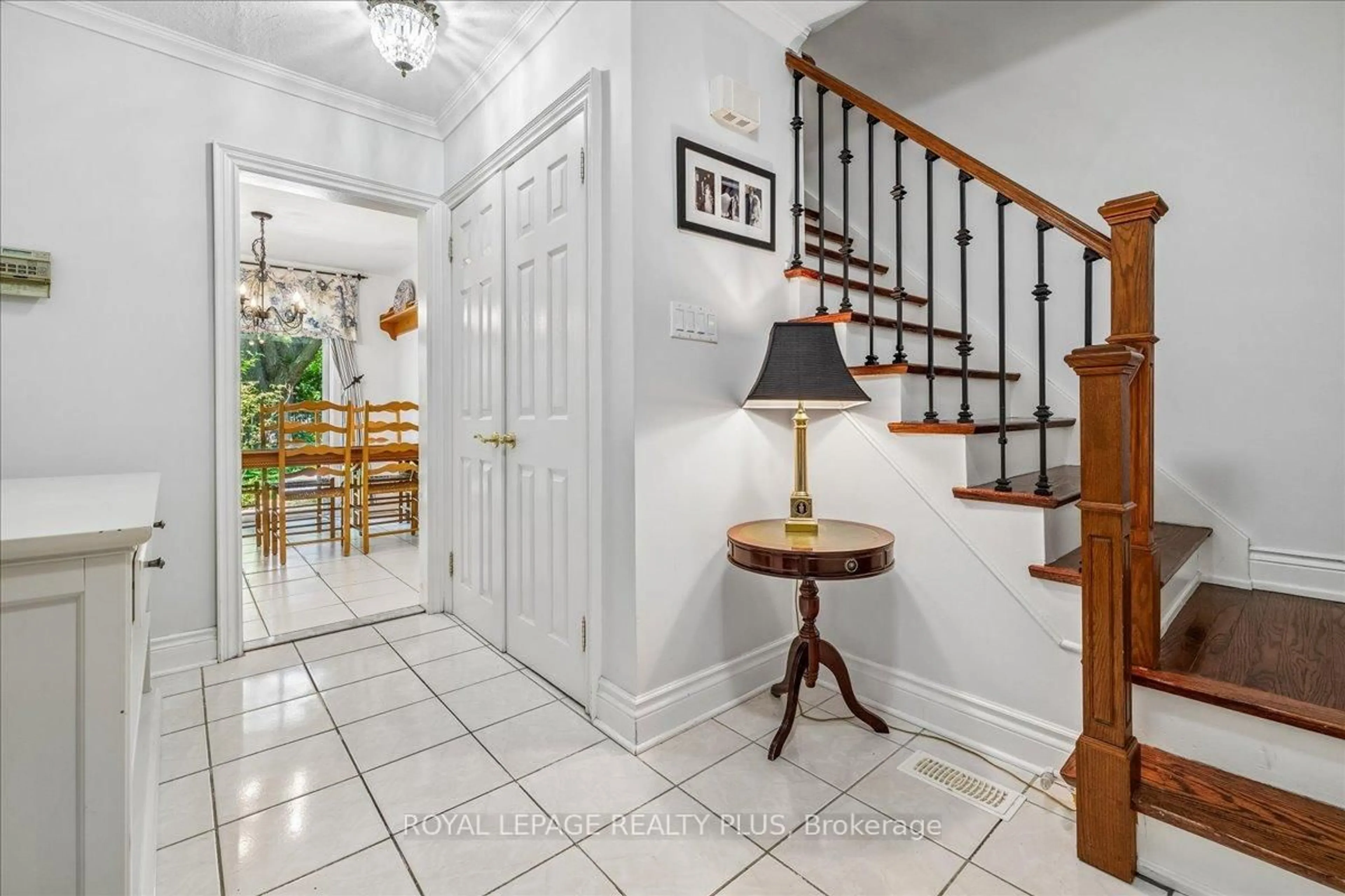 Indoor entryway for 921 Calder Rd, Mississauga Ontario L5J 2M6