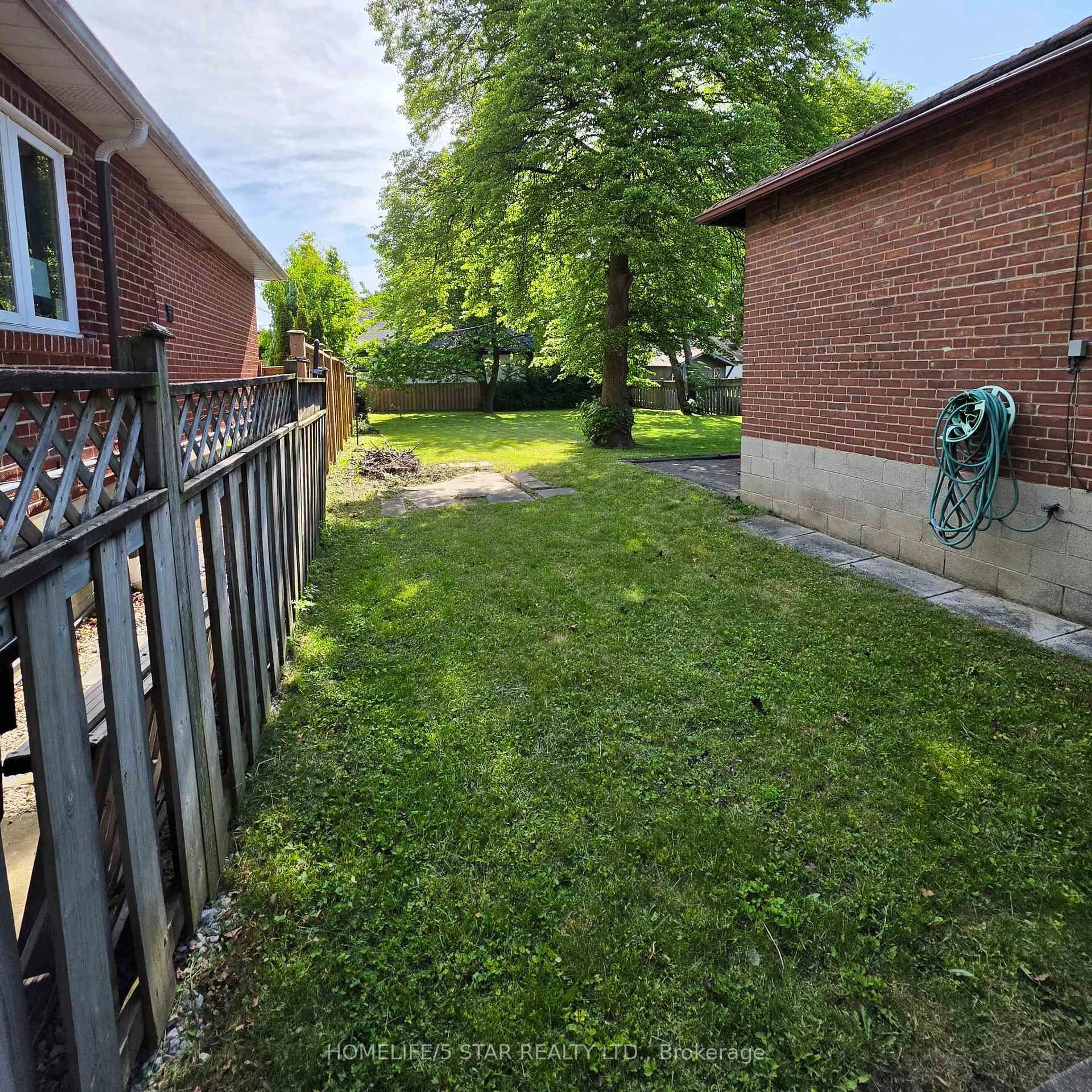 A pic from outside/outdoor area/front of a property/back of a property/a pic from drone, street for 14 NORTHGLEN Ave, Toronto Ontario M9B 4R6