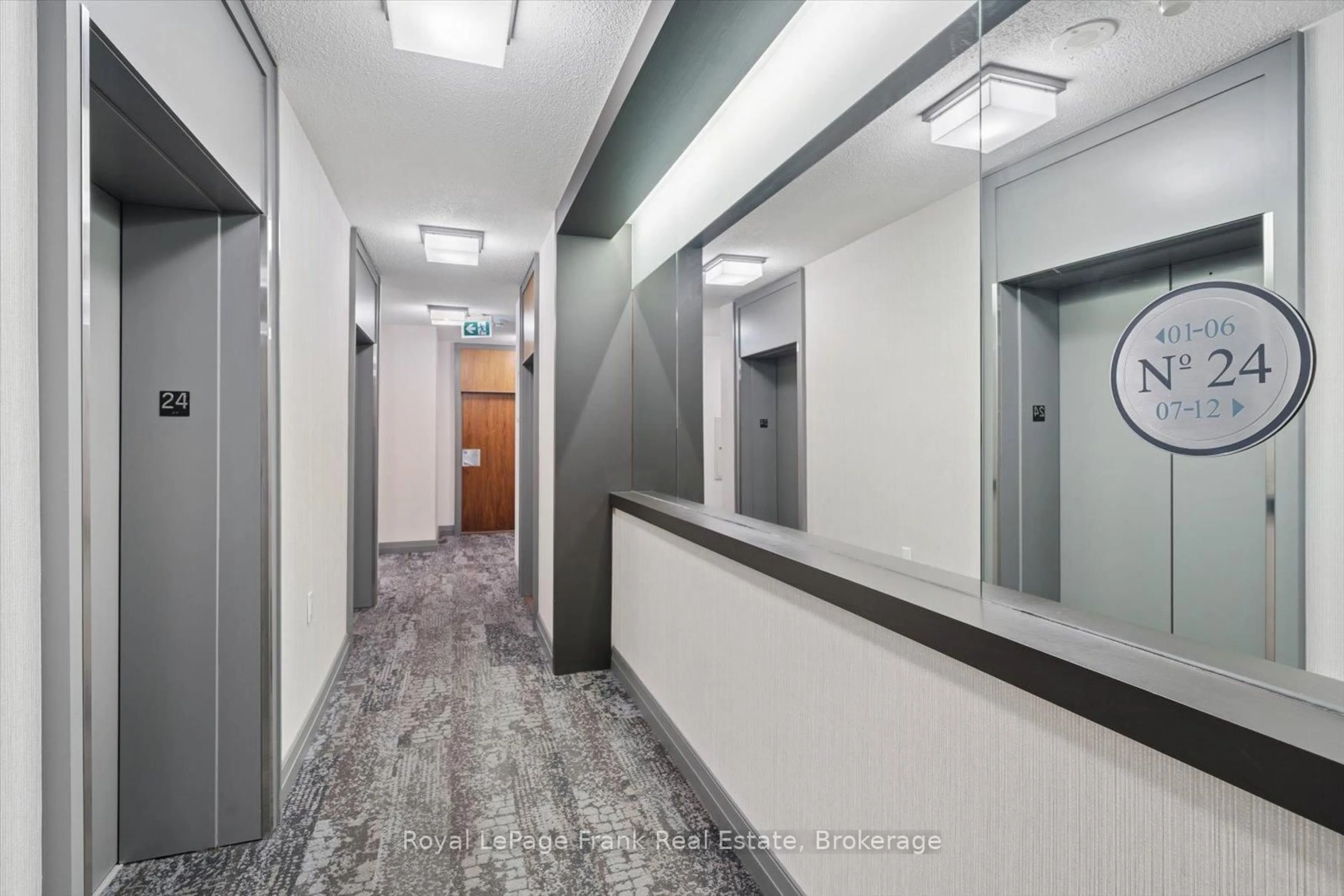 Indoor foyer for 1 Elm Dr #2405, Mississauga Ontario L5B 4M1