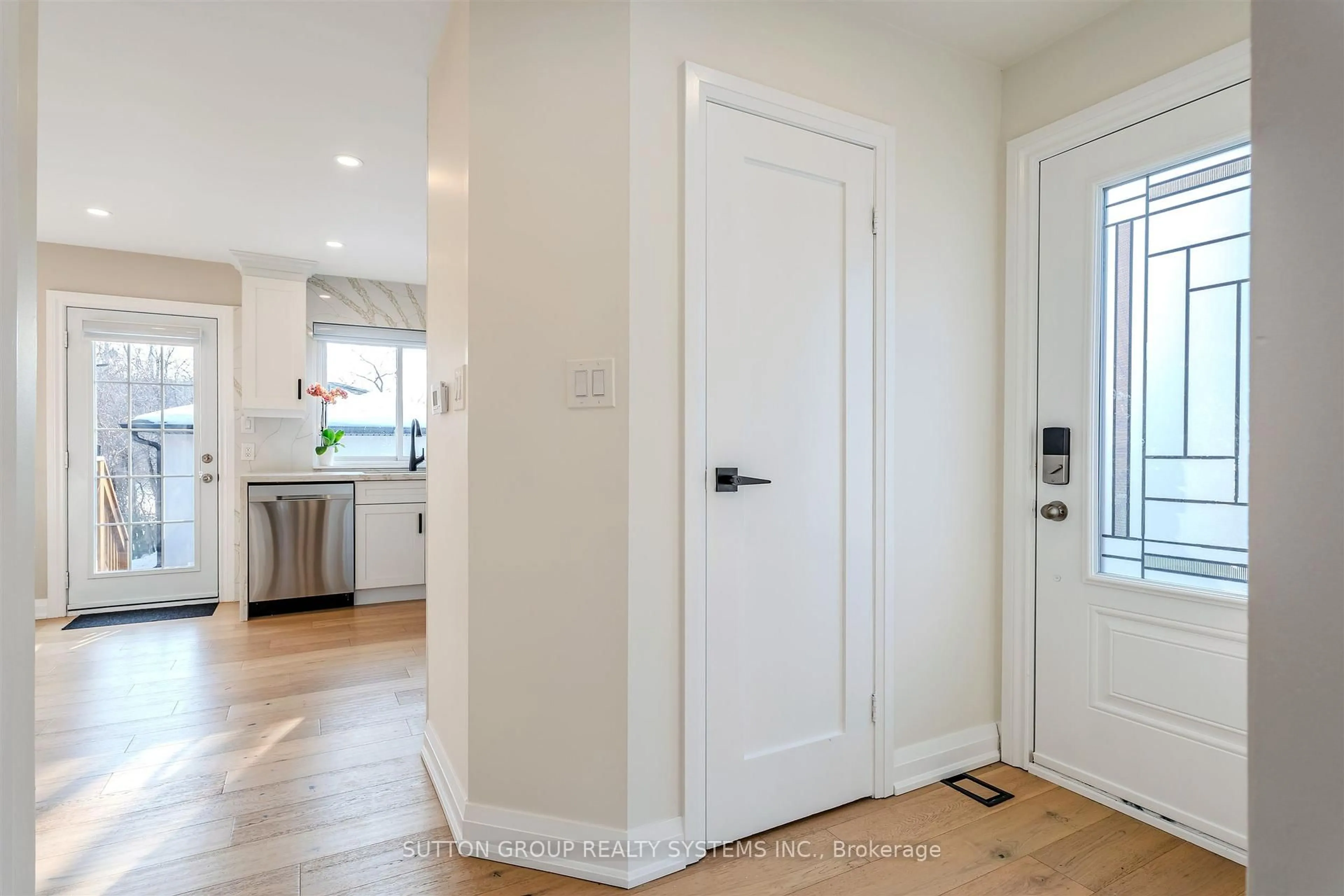 Indoor entryway for 2280 Wiseman Crt, Mississauga Ontario L5J 1P2