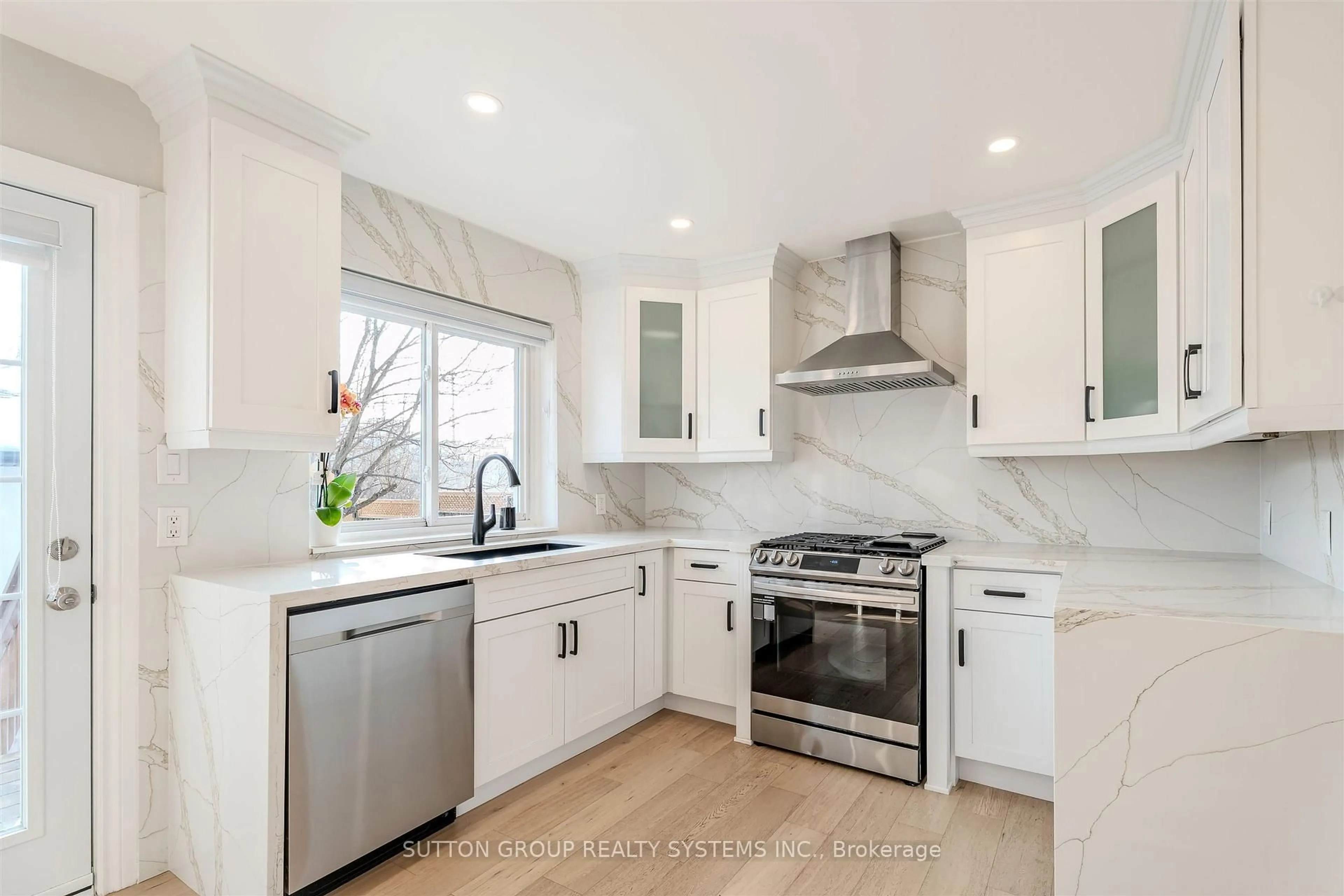Contemporary kitchen, ceramic/tile floor for 2280 Wiseman Crt, Mississauga Ontario L5J 1P2