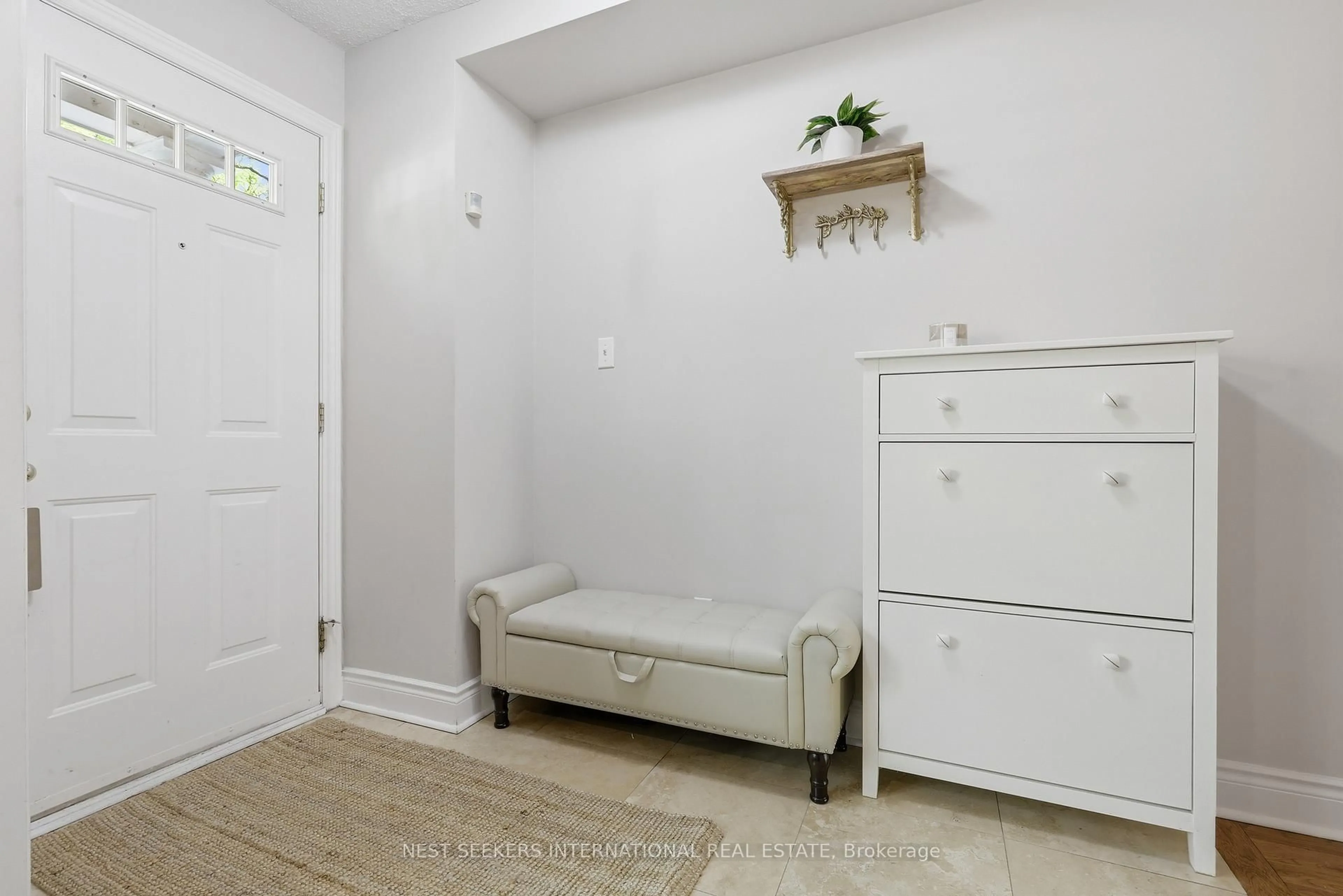 Indoor entryway for 36 Stornwood Crt, Brampton Ontario L6W 4H5