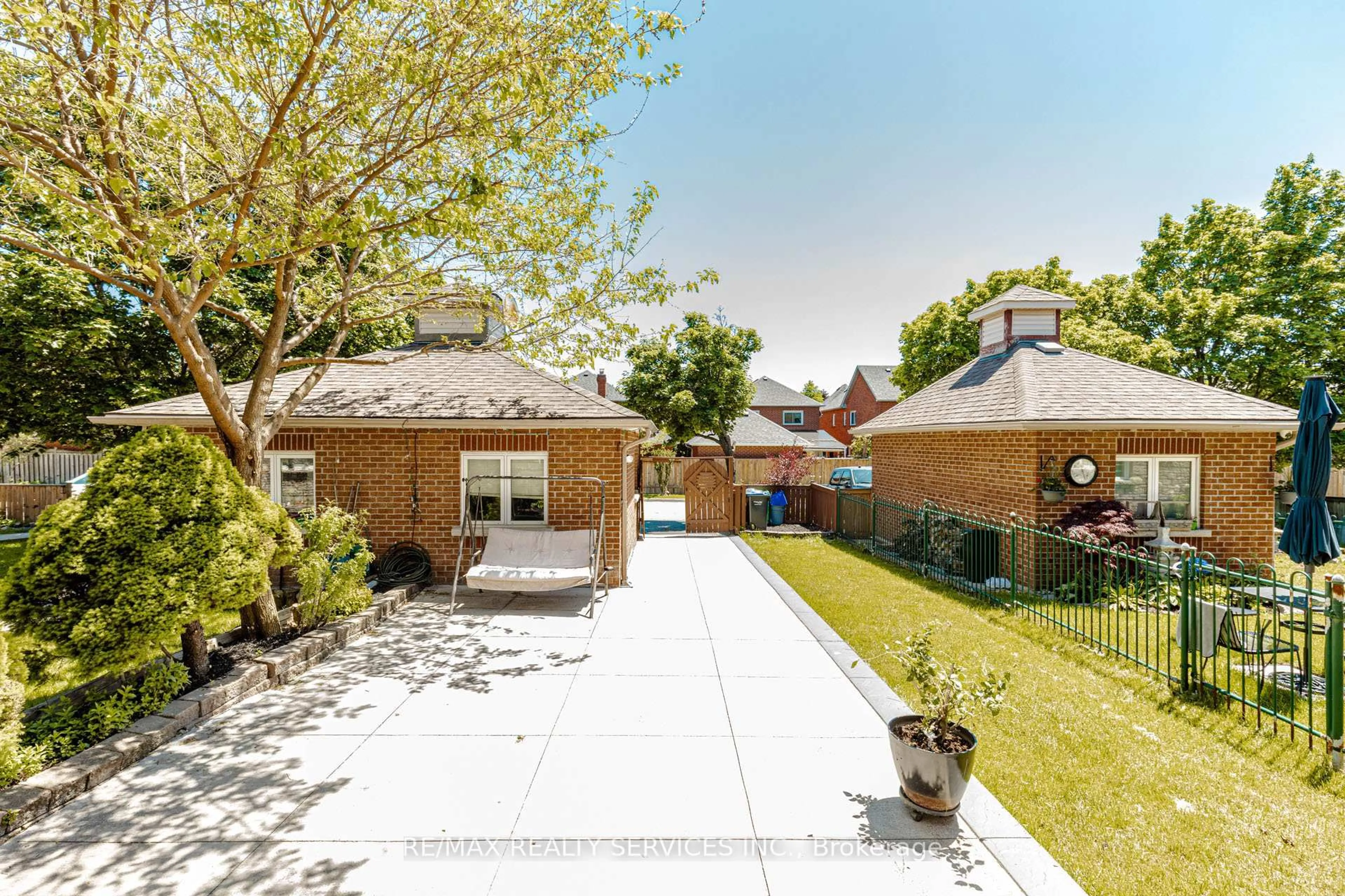A pic from outside/outdoor area/front of a property/back of a property/a pic from drone, street for 1135 Bellarosa Lane, Mississauga Ontario L5V 1L3