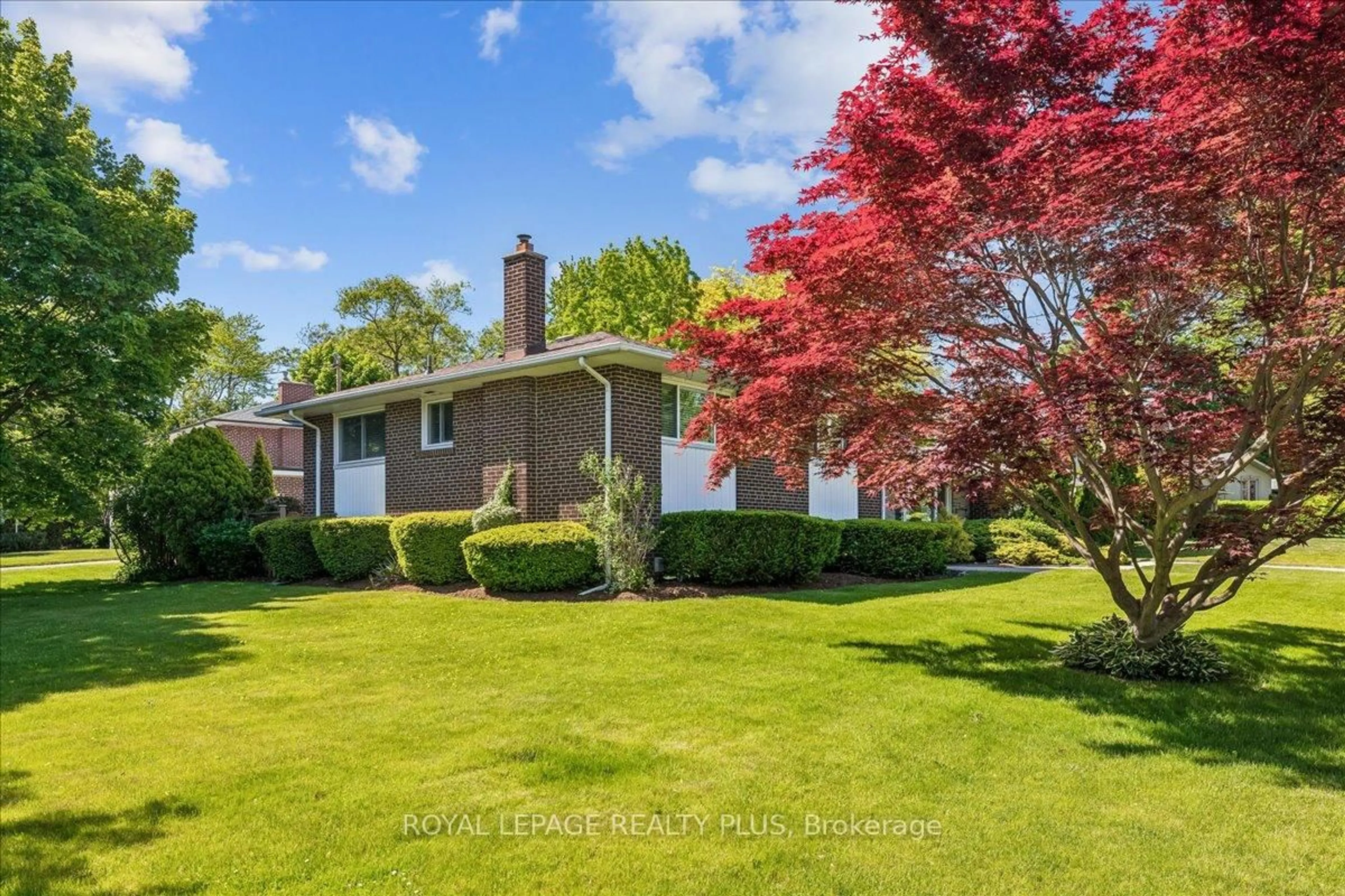 A pic from outside/outdoor area/front of a property/back of a property/a pic from drone, street for 665 Vanessa Cres, Mississauga Ontario L5H 2N5