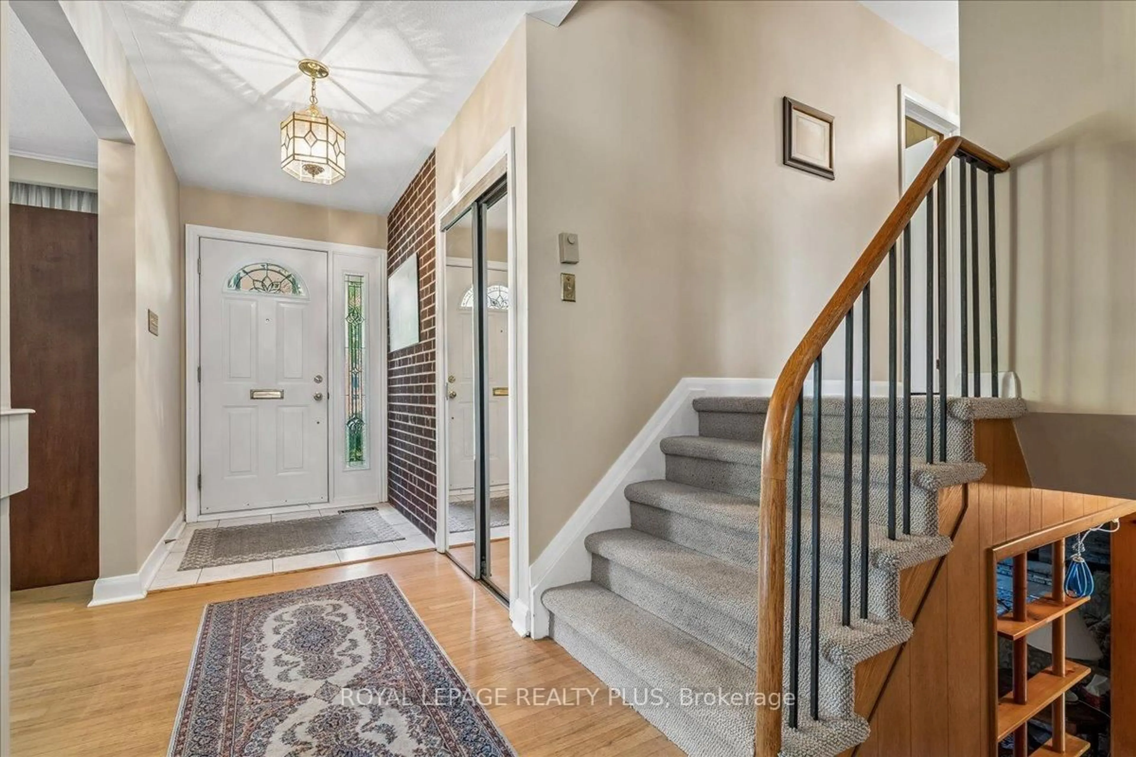 Indoor entryway for 665 Vanessa Cres, Mississauga Ontario L5H 2N5