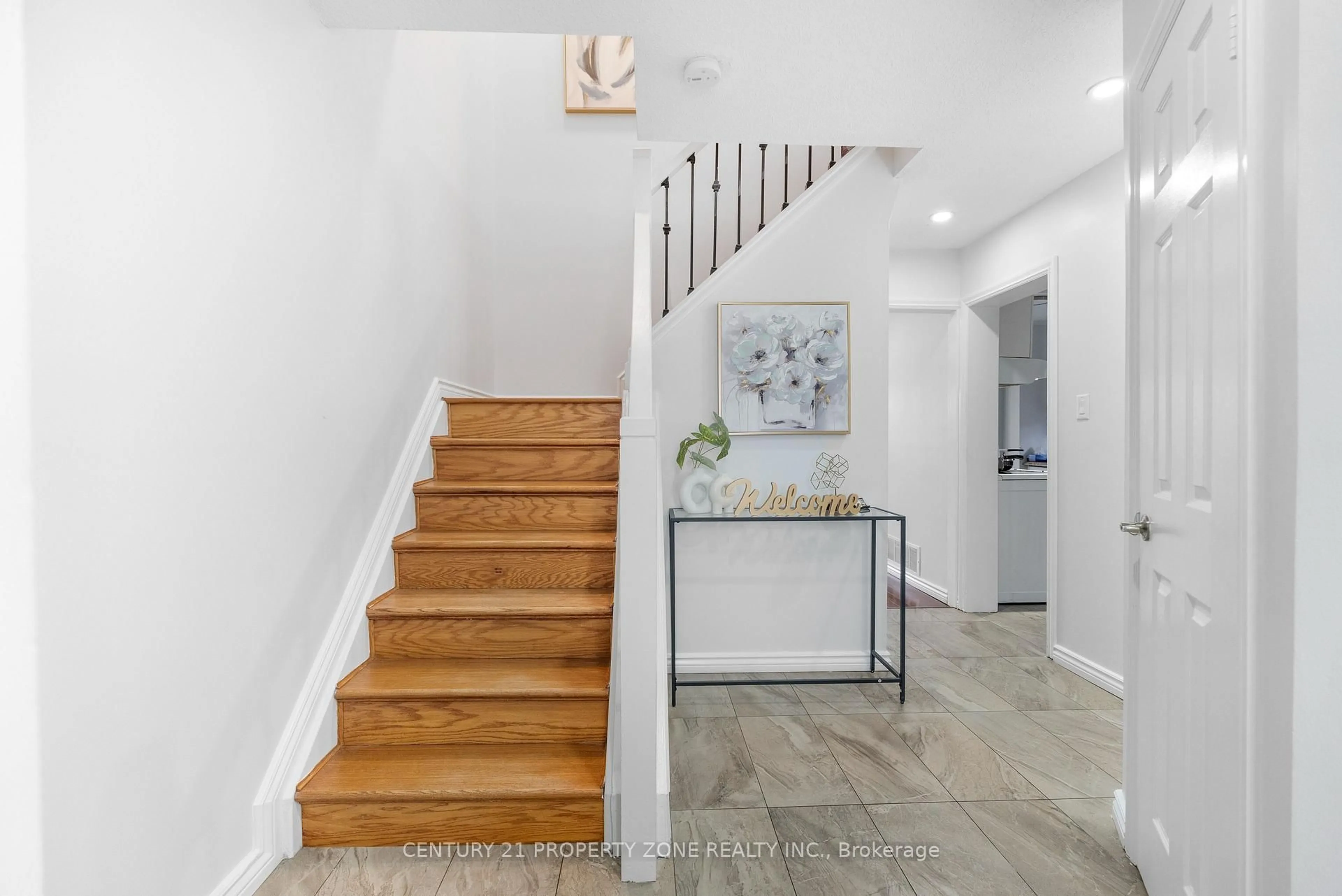 Indoor entryway for 240 Simmons Blvd, Brampton Ontario L6V 3Y1