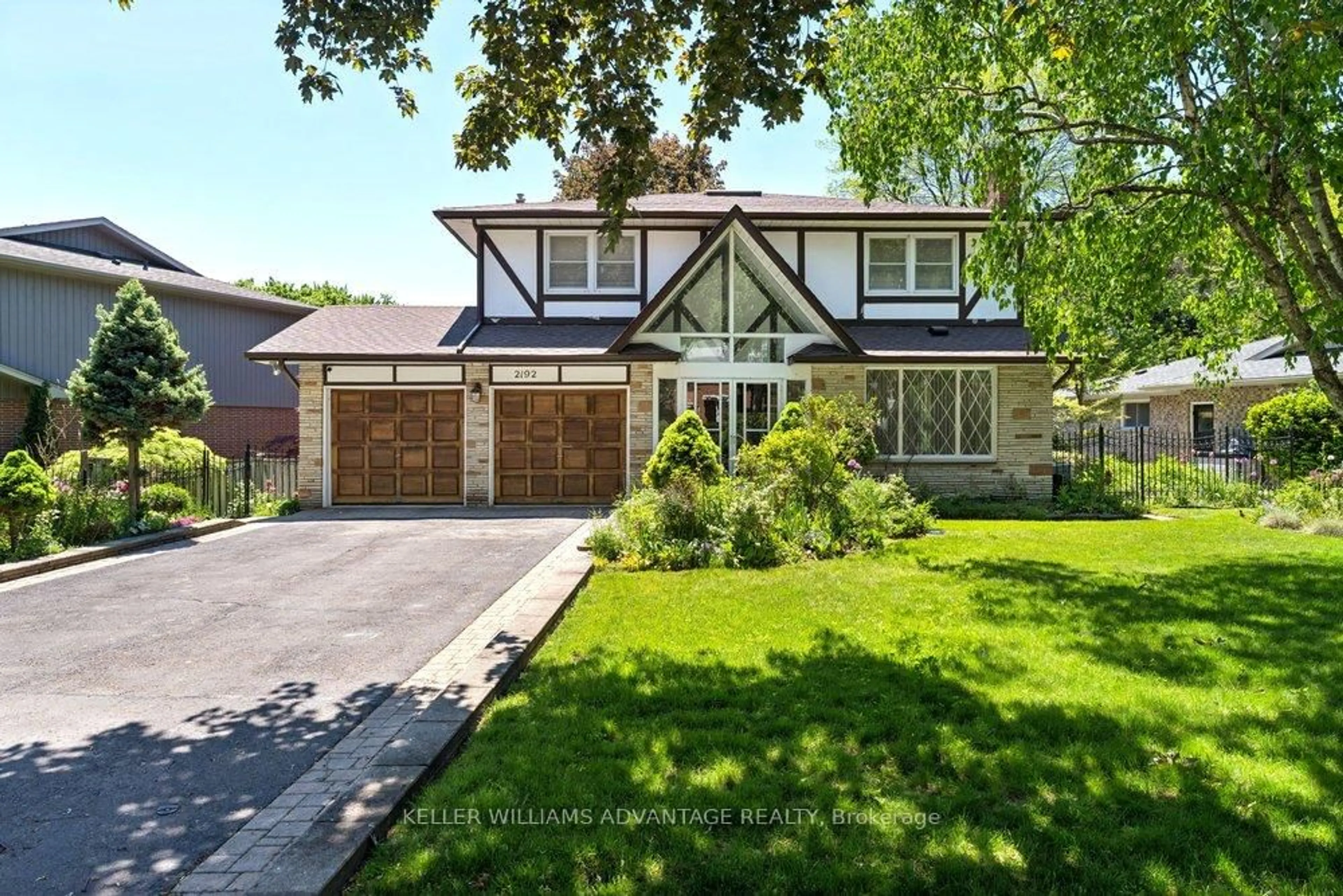 Home with brick exterior material, street for 2192 Castlestone Crt, Mississauga Ontario L5B 1Y1