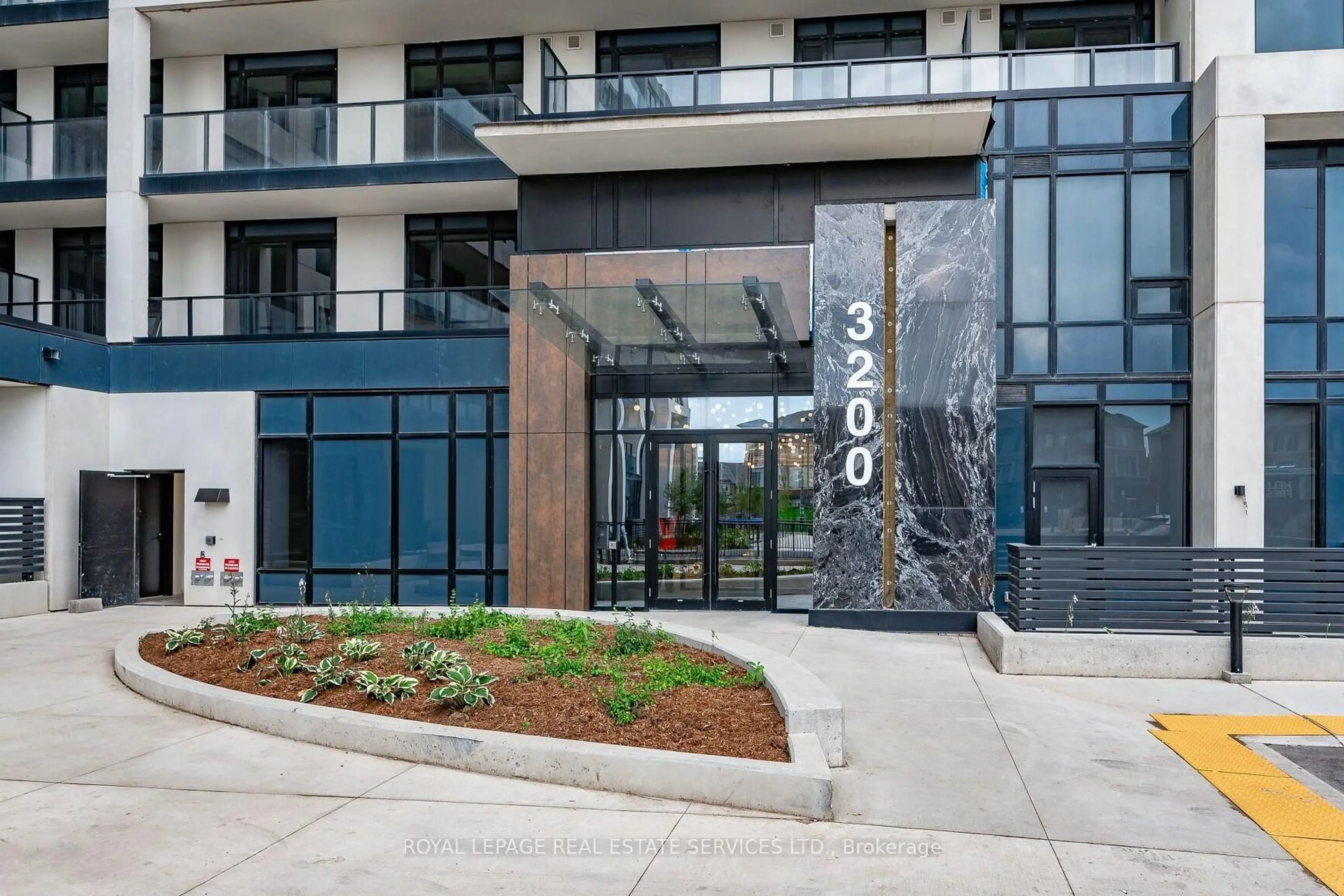 Indoor foyer for 3200 William Coltson Ave #1208, Oakville Ontario L6H 7C2