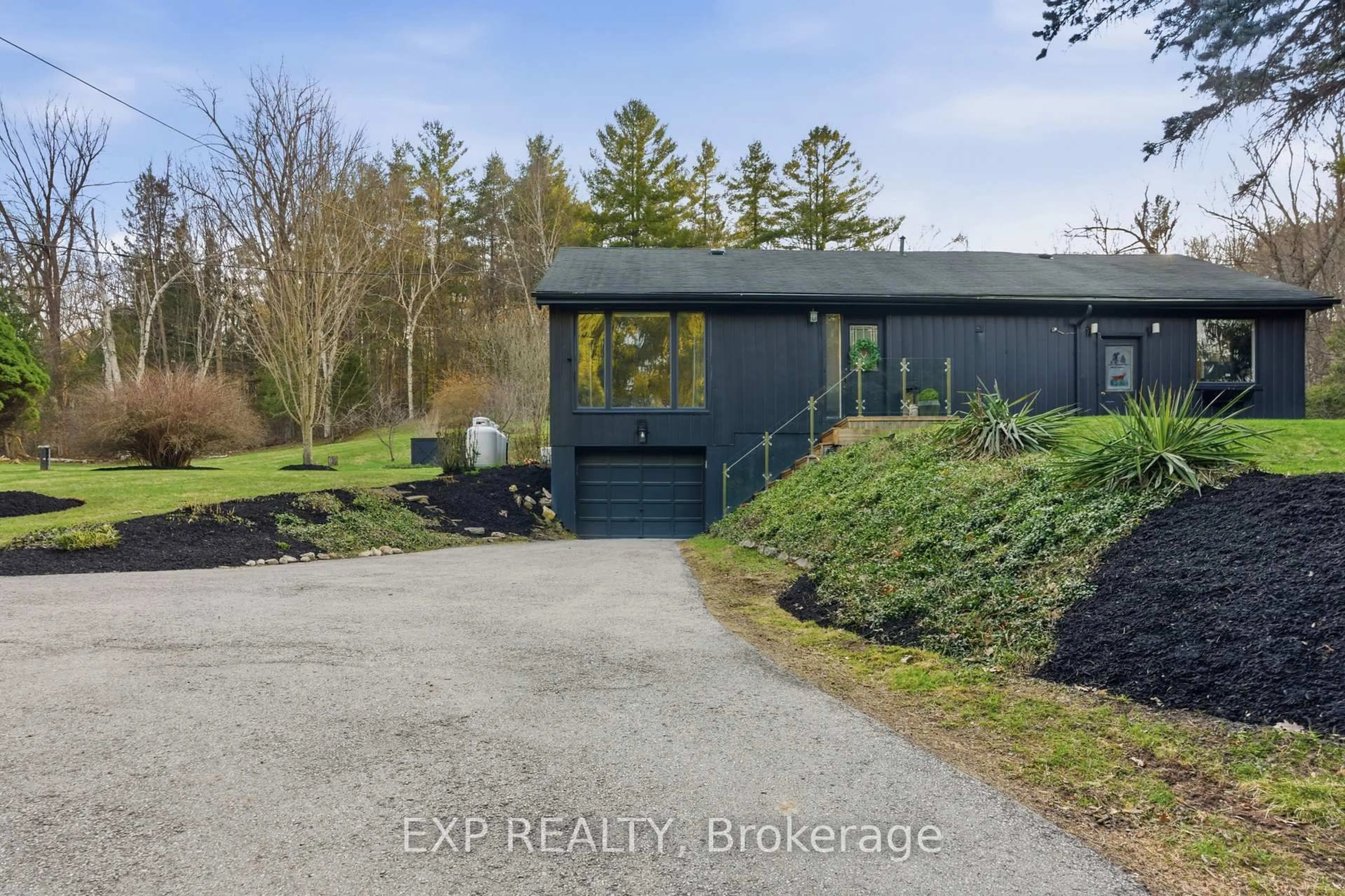 A pic from outside/outdoor area/front of a property/back of a property/a pic from drone, unknown for 6092 Cedar Springs Rd, Burlington Ontario L7P 0C3