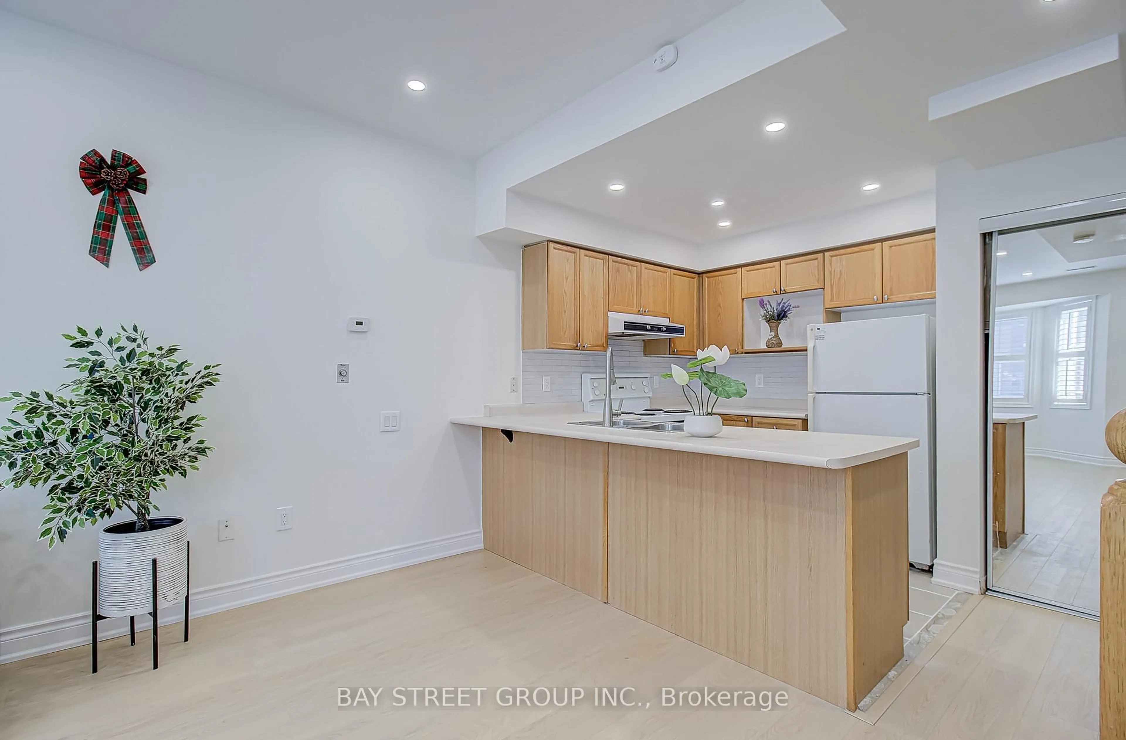 Standard kitchen, unknown for 760 Lawrence Ave #87, Toronto Ontario M6A 3E7