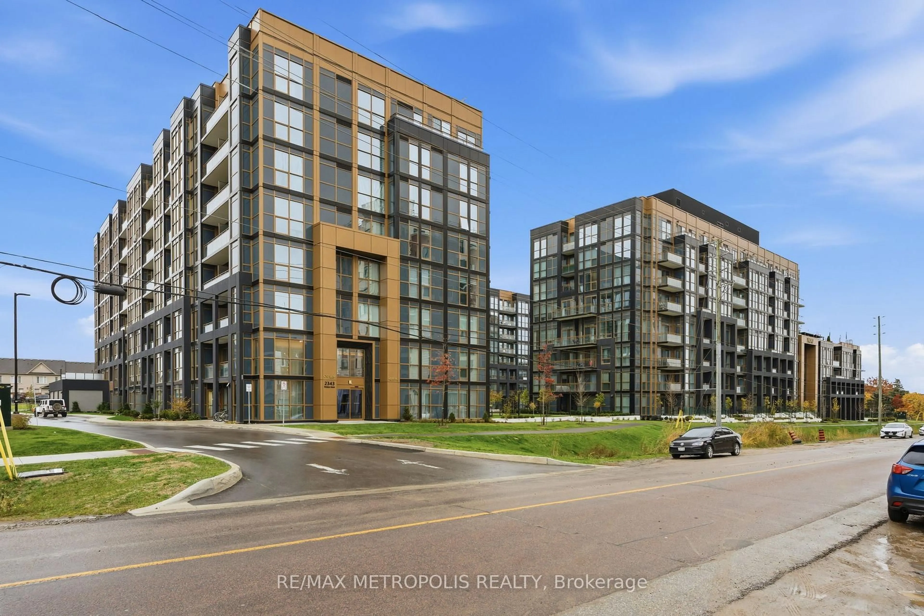 A pic from outside/outdoor area/front of a property/back of a property/a pic from drone, street for 2343 Khalsa Gate #840, Oakville Ontario L6M 5R6