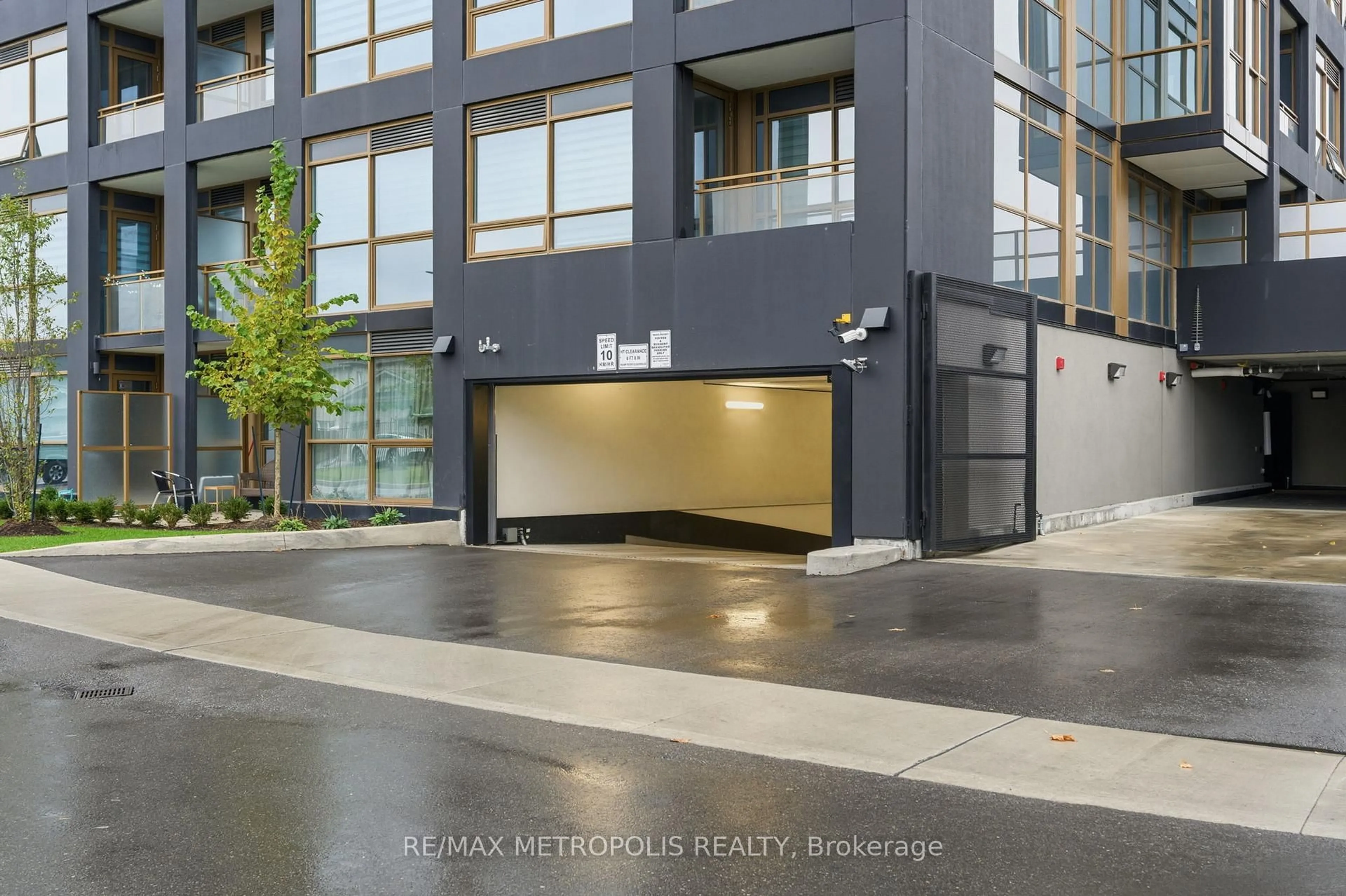 Indoor foyer for 2343 Khalsa Gate #840, Oakville Ontario L6M 5R6