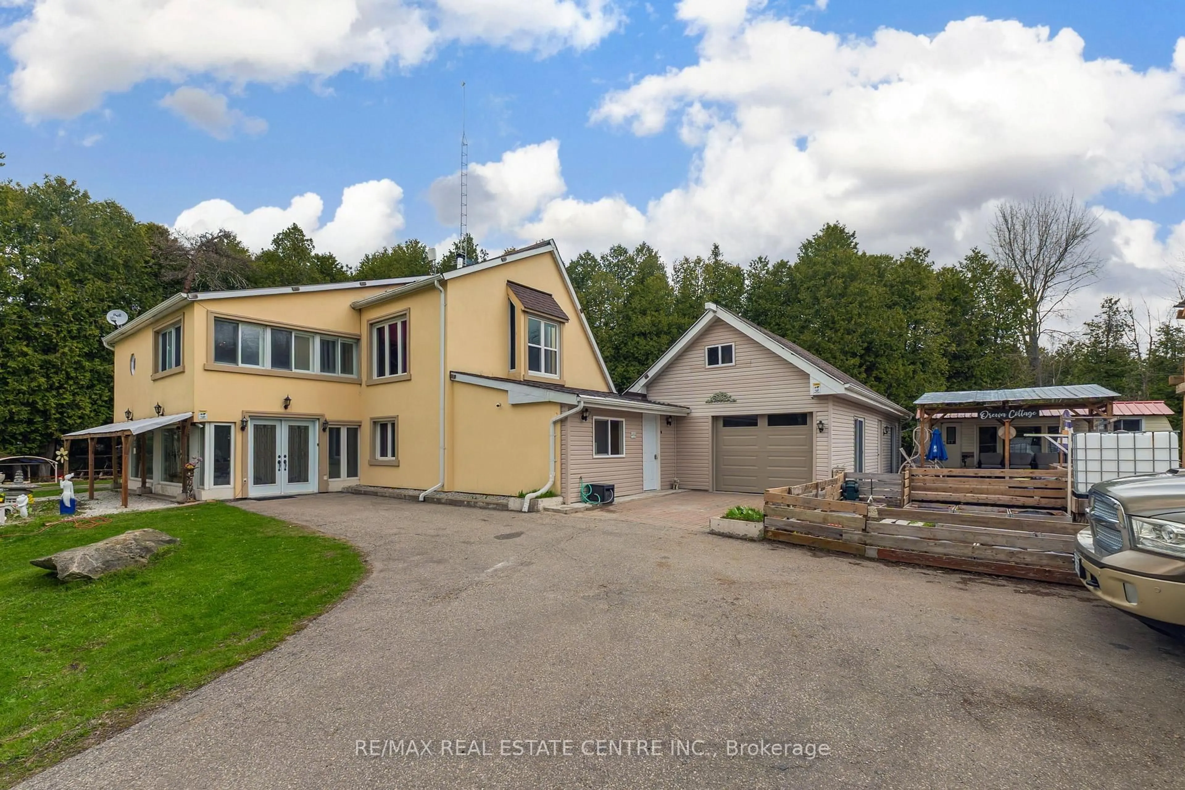 A pic from outside/outdoor area/front of a property/back of a property/a pic from drone, building for 11099 Sixth Line Nassagaweya, Milton Ontario L7J 2L7