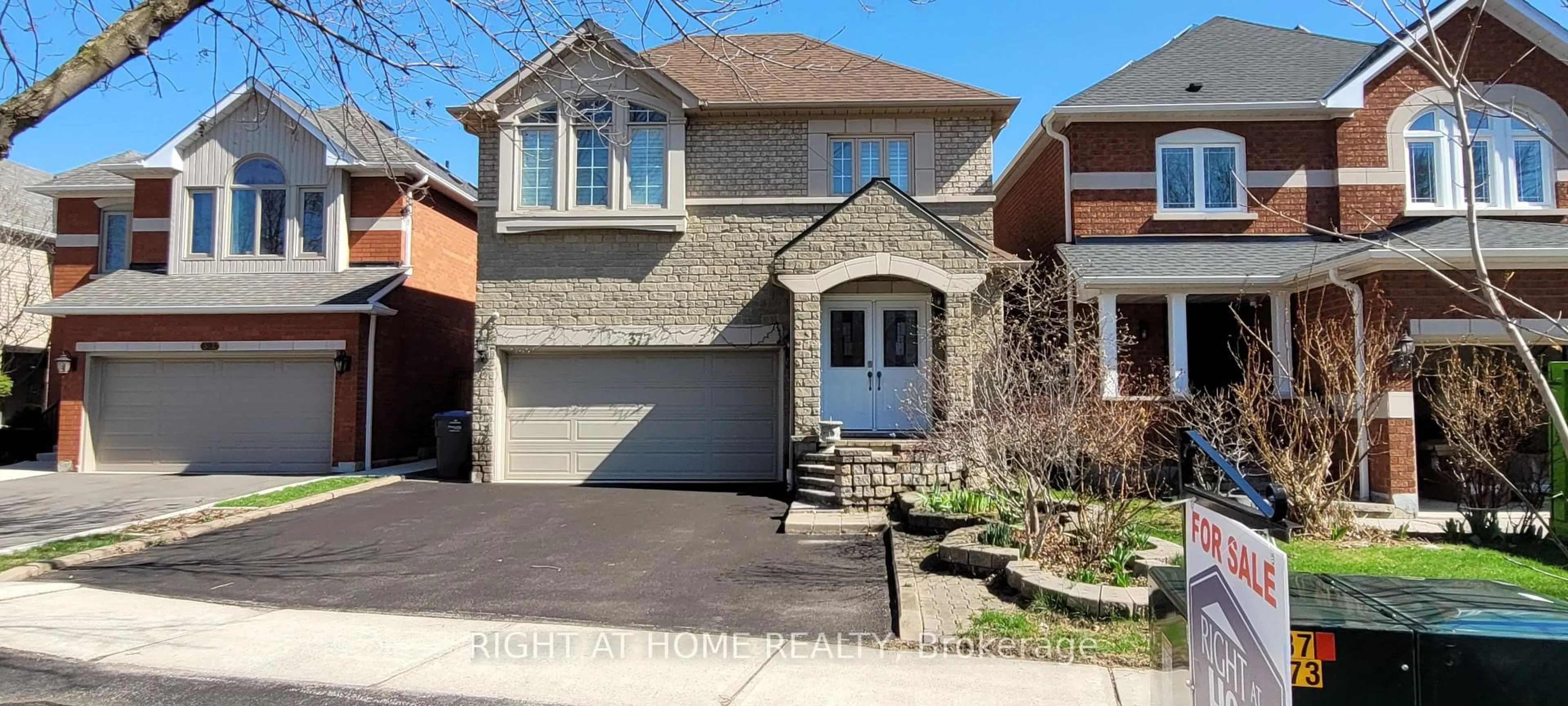 Home with brick exterior material, street for 377 Turnberry Cres, Mississauga Ontario L4Z 3W3