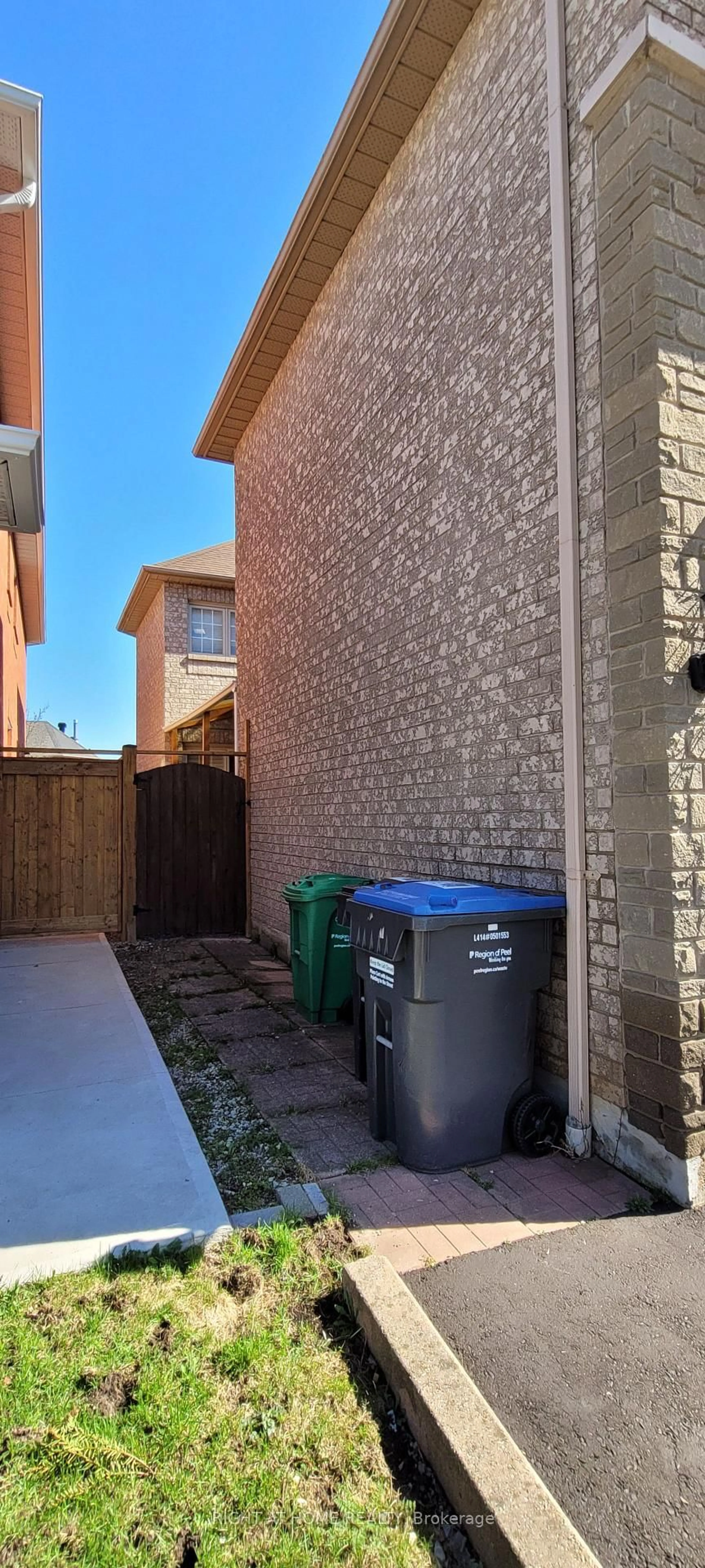 A pic from outside/outdoor area/front of a property/back of a property/a pic from drone, street for 377 Turnberry Cres, Mississauga Ontario L4Z 3W3