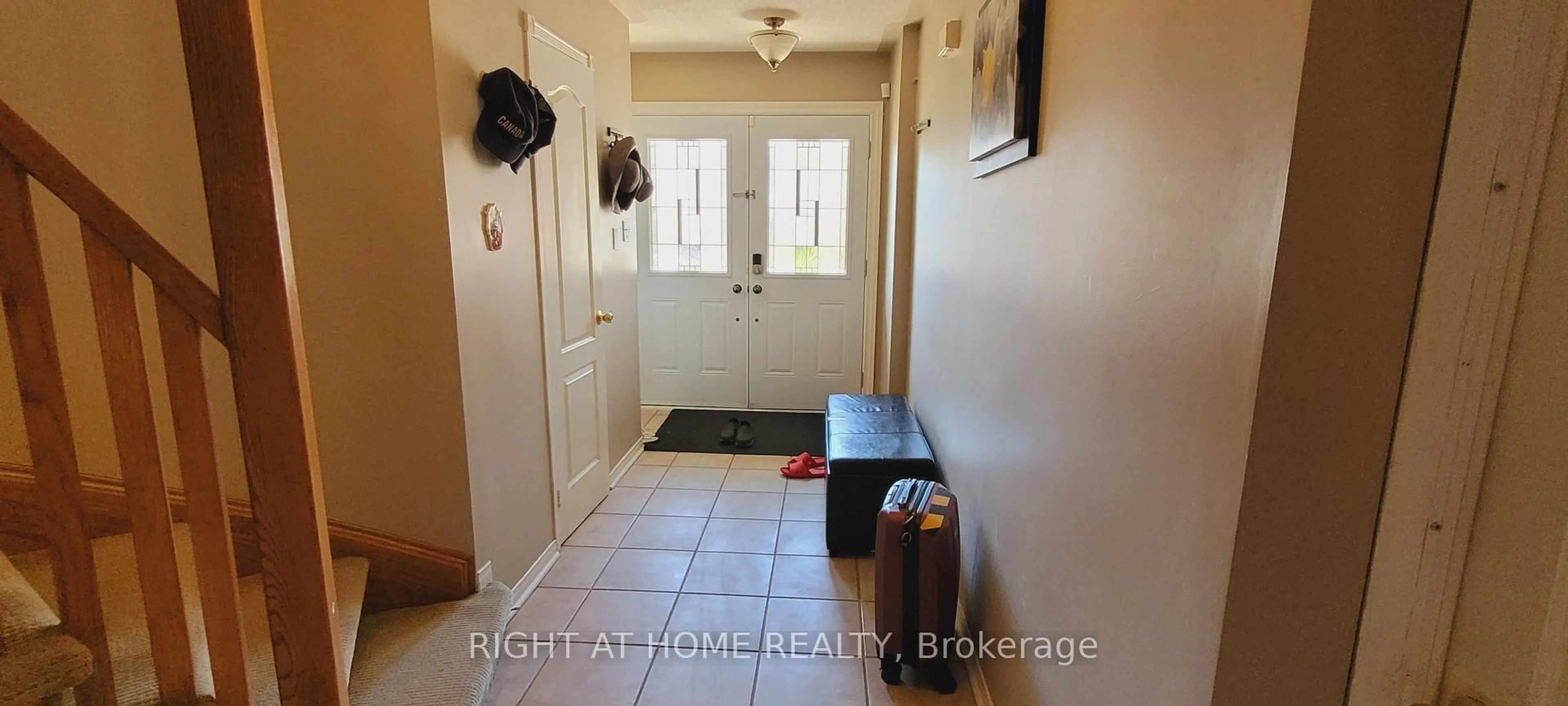Indoor entryway for 377 Turnberry Cres, Mississauga Ontario L4Z 3W3