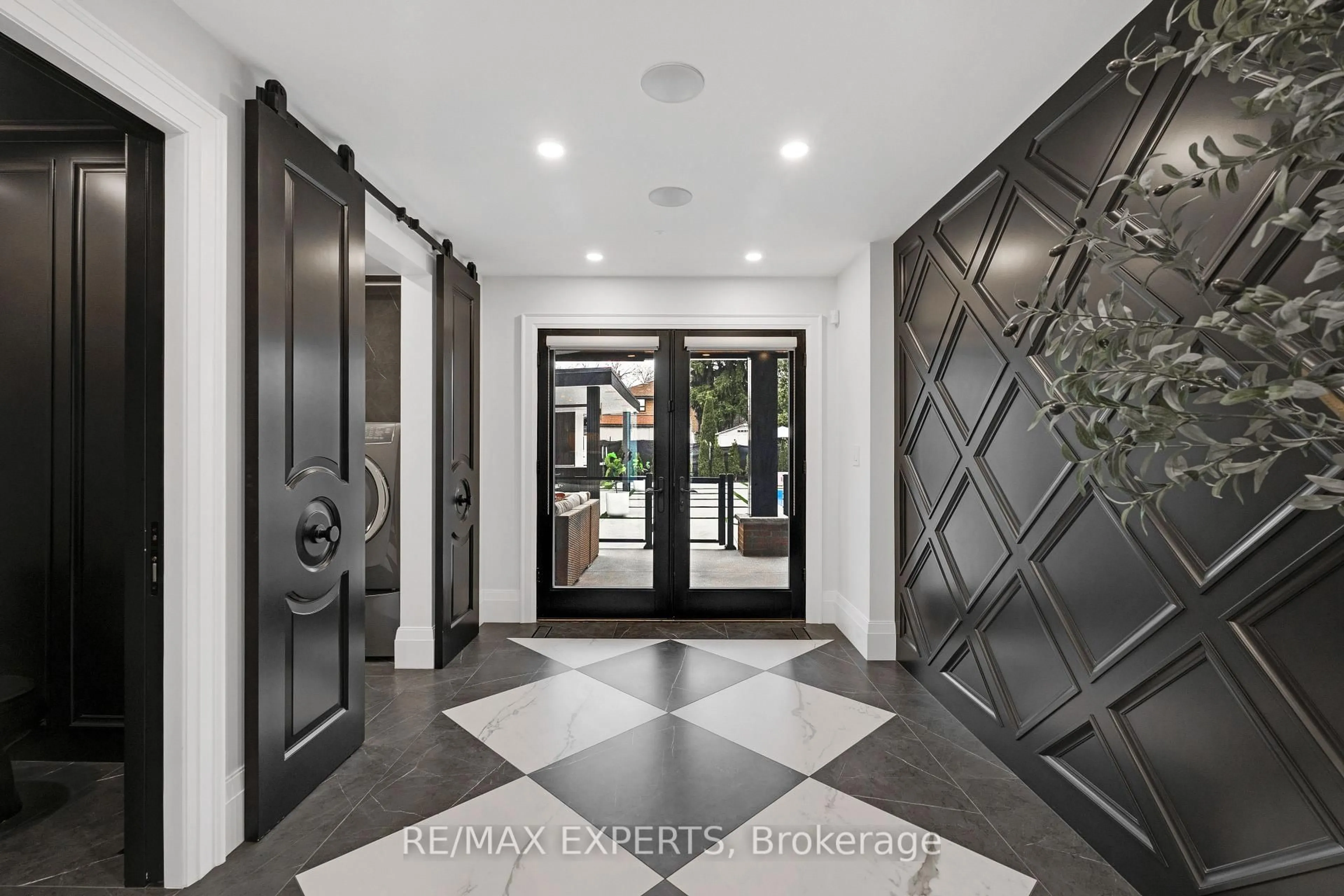 Indoor entryway for 2453 Bonner Rd, Mississauga Ontario L5J 2E1