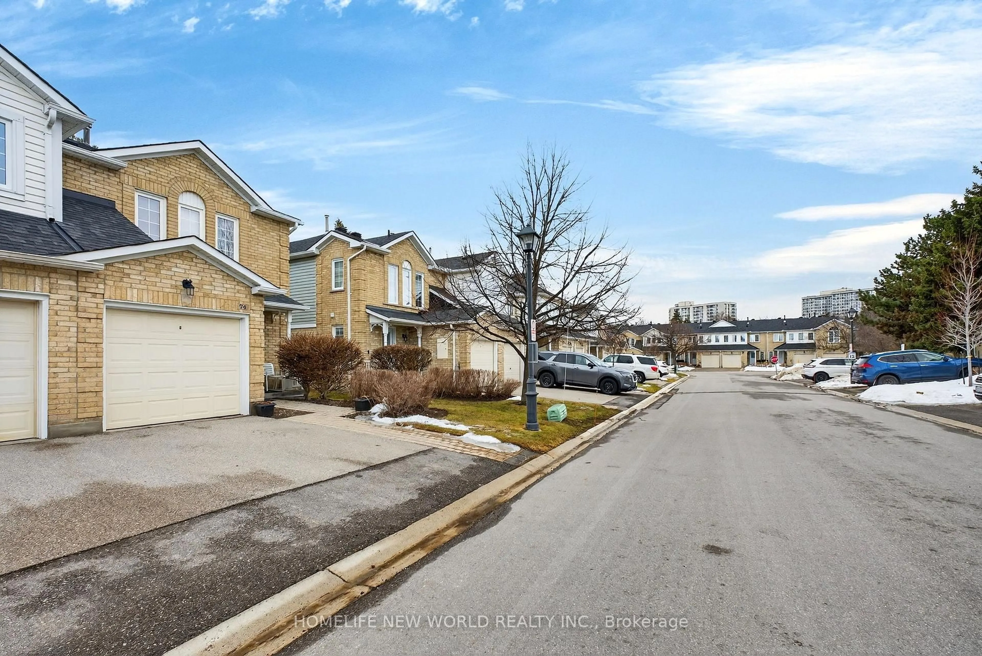 A pic from outside/outdoor area/front of a property/back of a property/a pic from drone, street for 74 Heathcliffe Sq, Brampton Ontario L6S 5R4