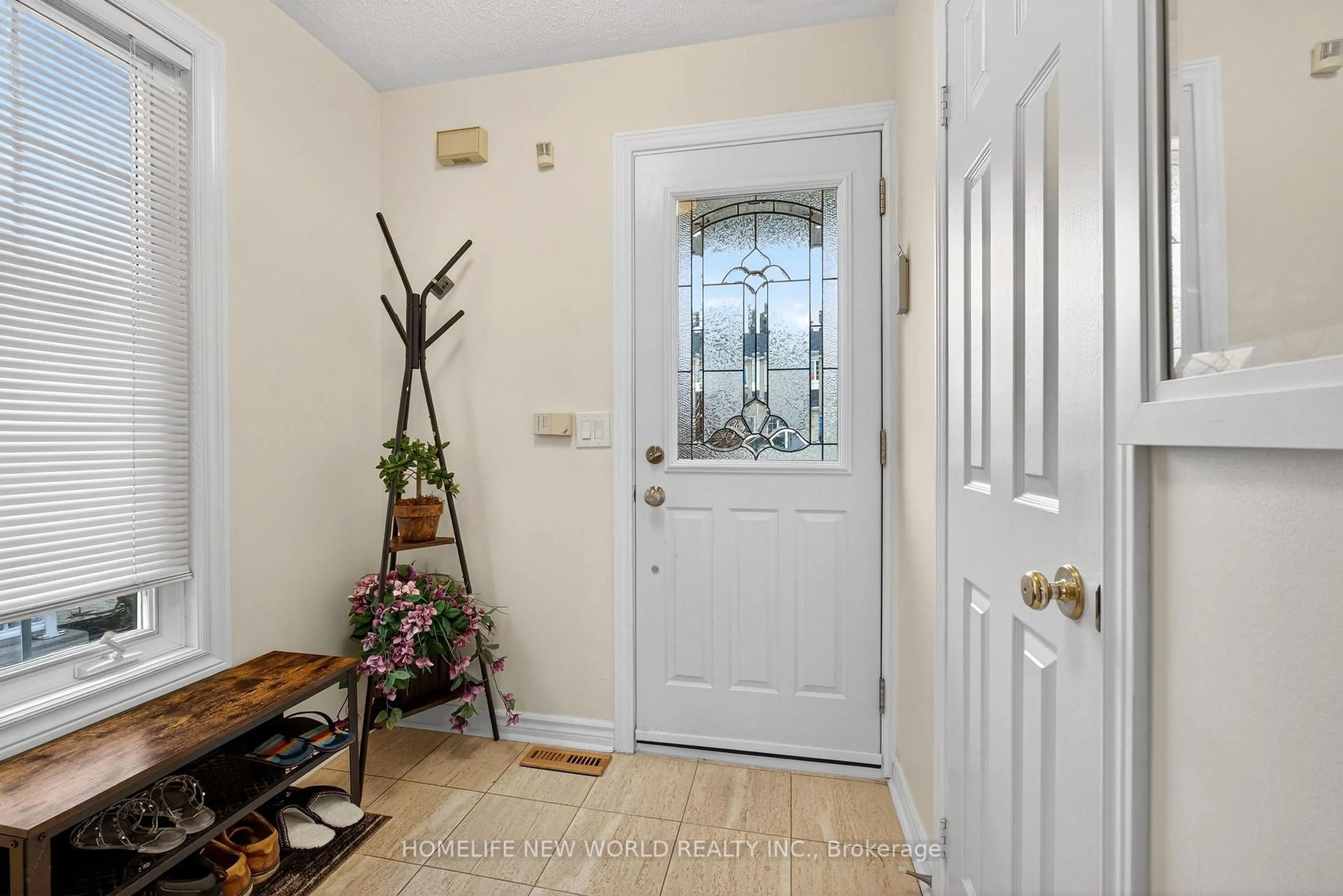 Indoor entryway for 74 Heathcliffe Sq, Brampton Ontario L6S 5R4