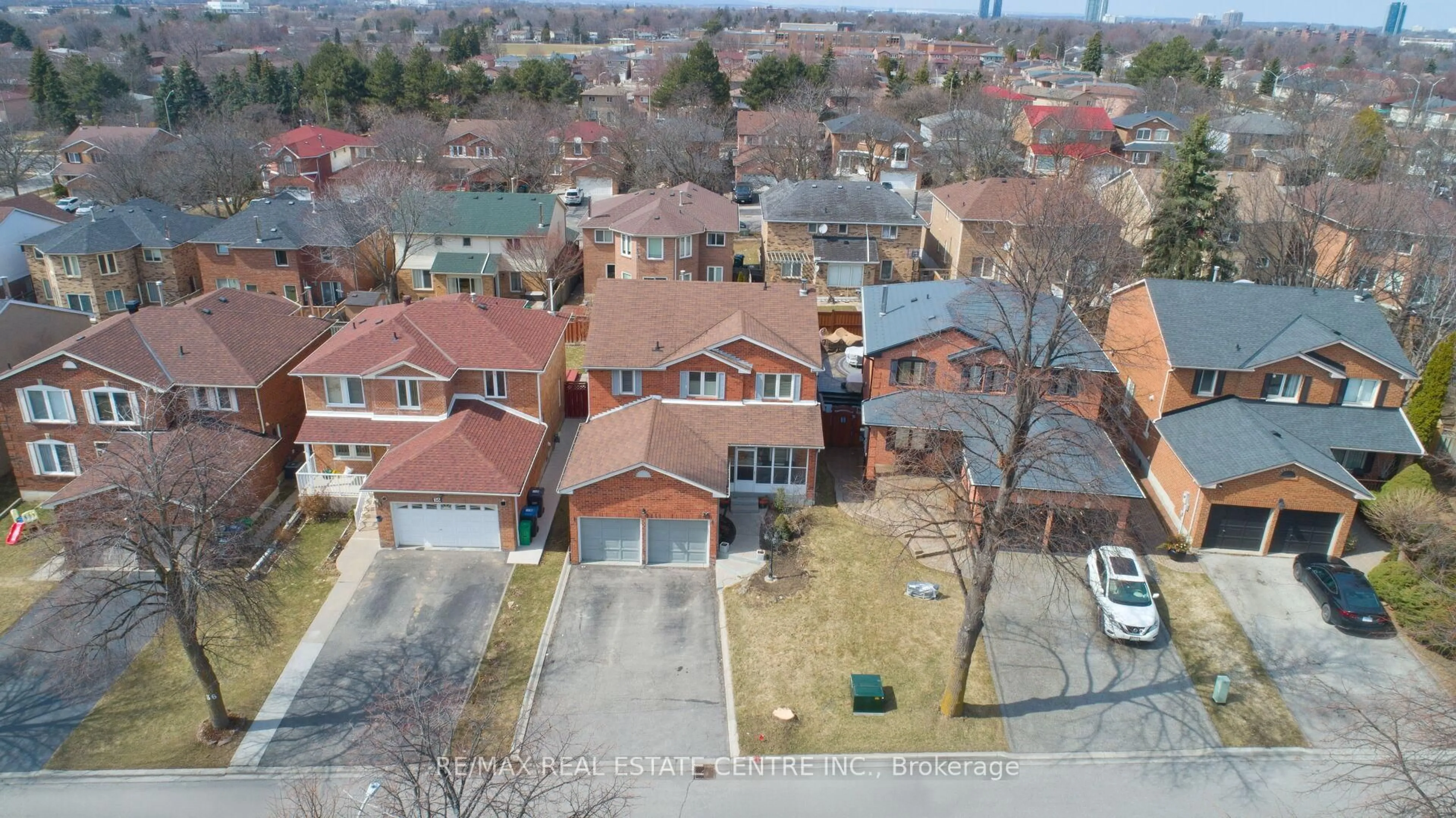 A pic from outside/outdoor area/front of a property/back of a property/a pic from drone, street for 34 Smithers Cres, Brampton Ontario L6Y 3K8