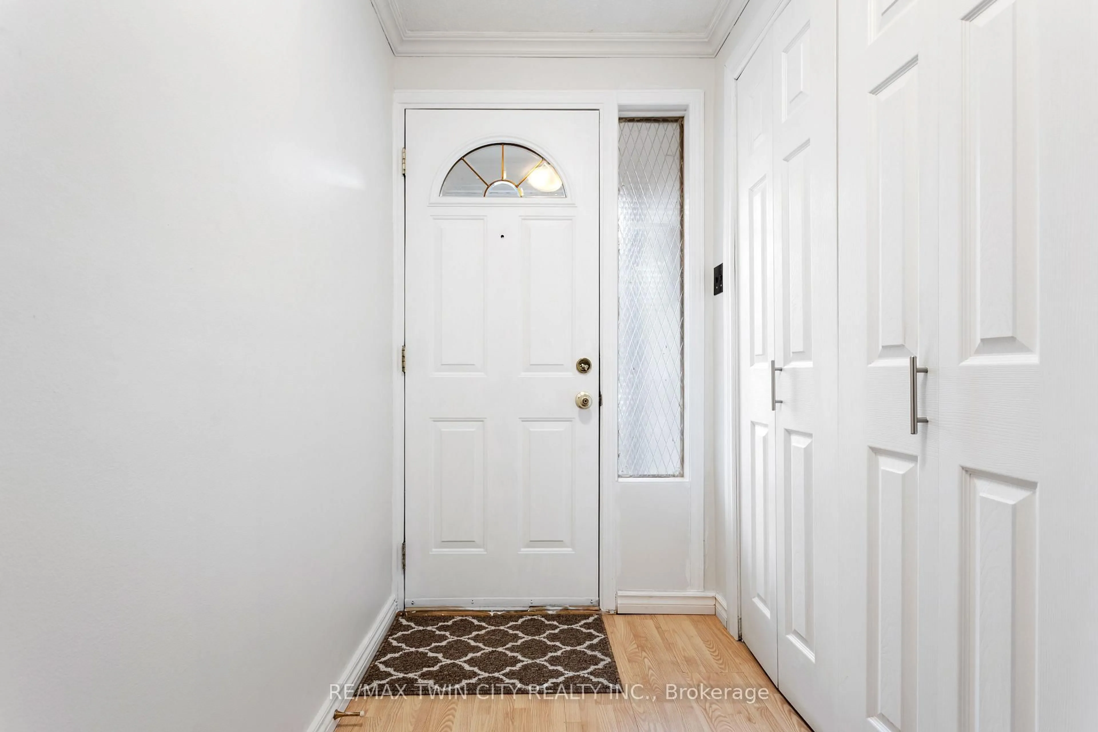 Indoor entryway for 7 Eden Park Dr, Brampton Ontario L6T 3A5