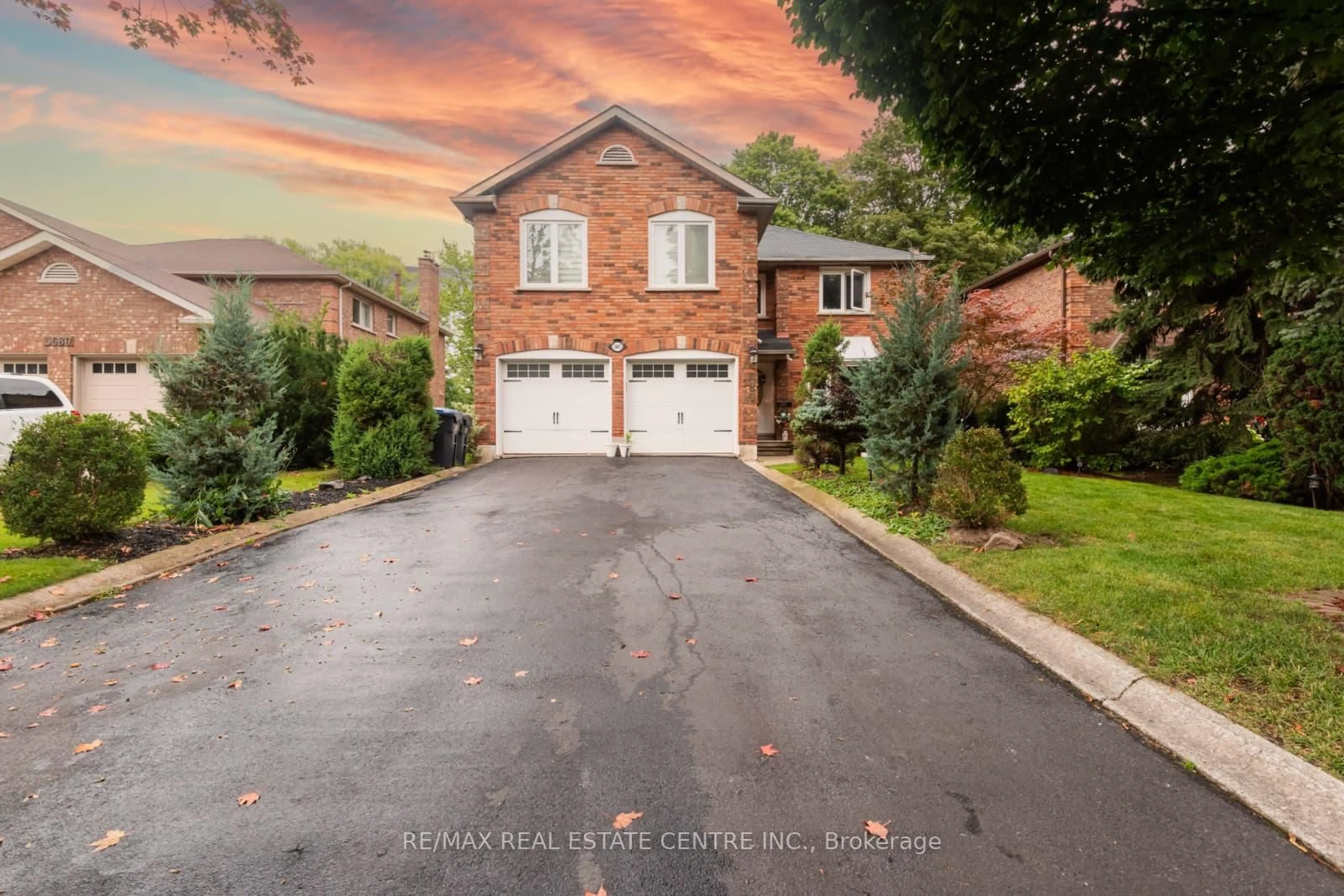 A pic from outside/outdoor area/front of a property/back of a property/a pic from drone, street for 3683 East Park Crt, Mississauga Ontario L5L 4V6