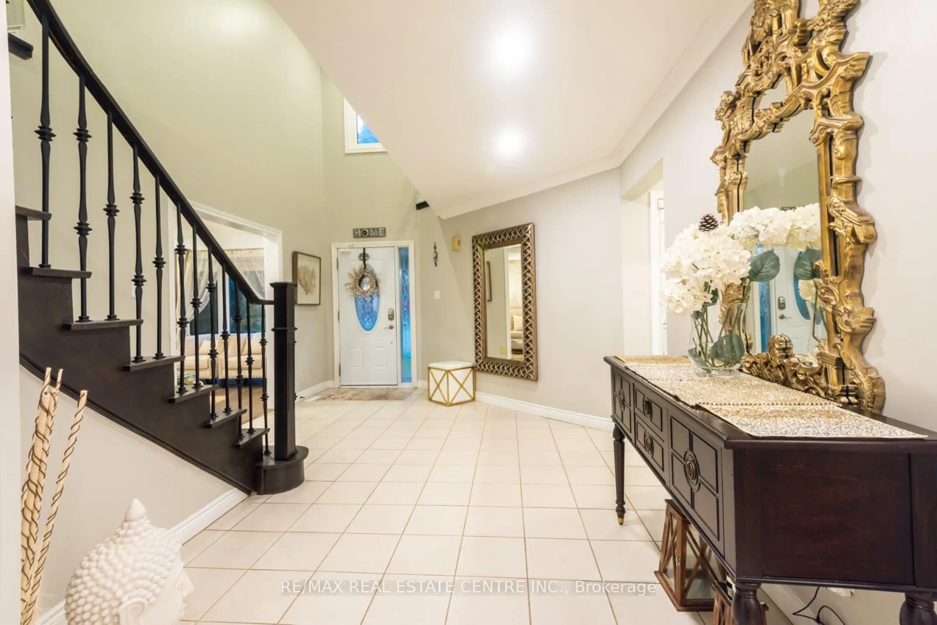 Indoor foyer for 3683 East Park Crt, Mississauga Ontario L5L 4V6