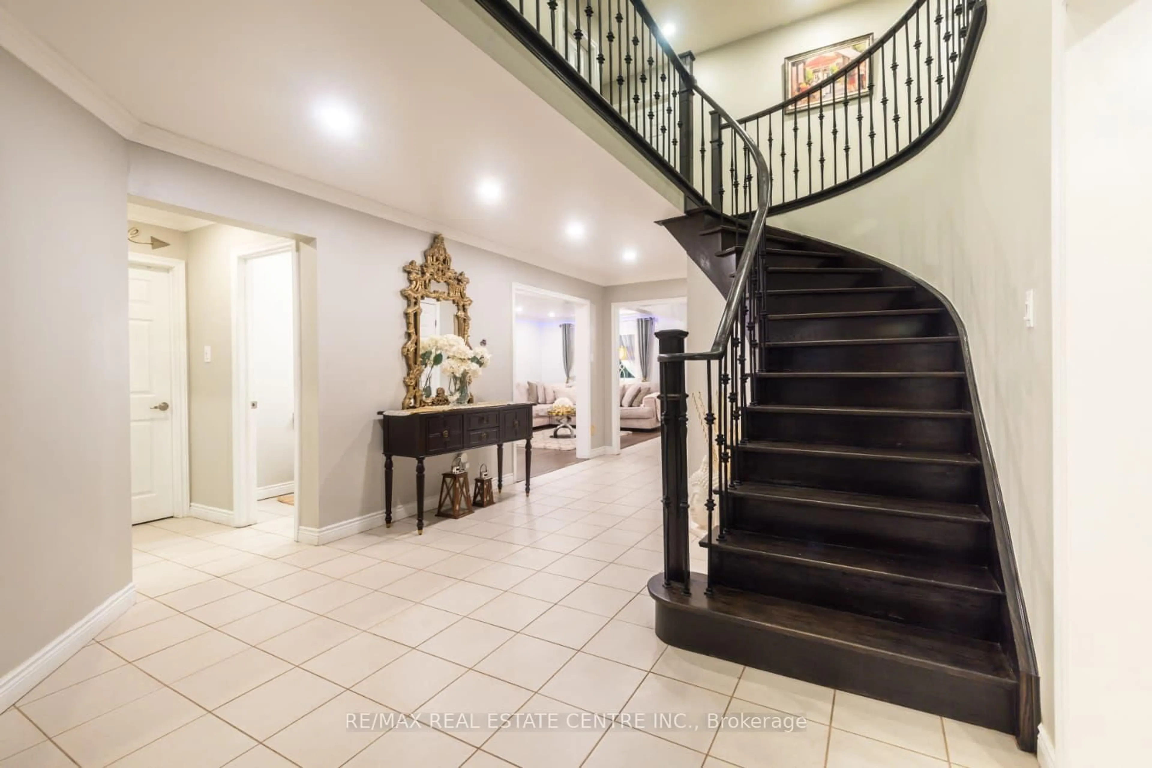 Indoor foyer for 3683 East Park Crt, Mississauga Ontario L5L 4V6