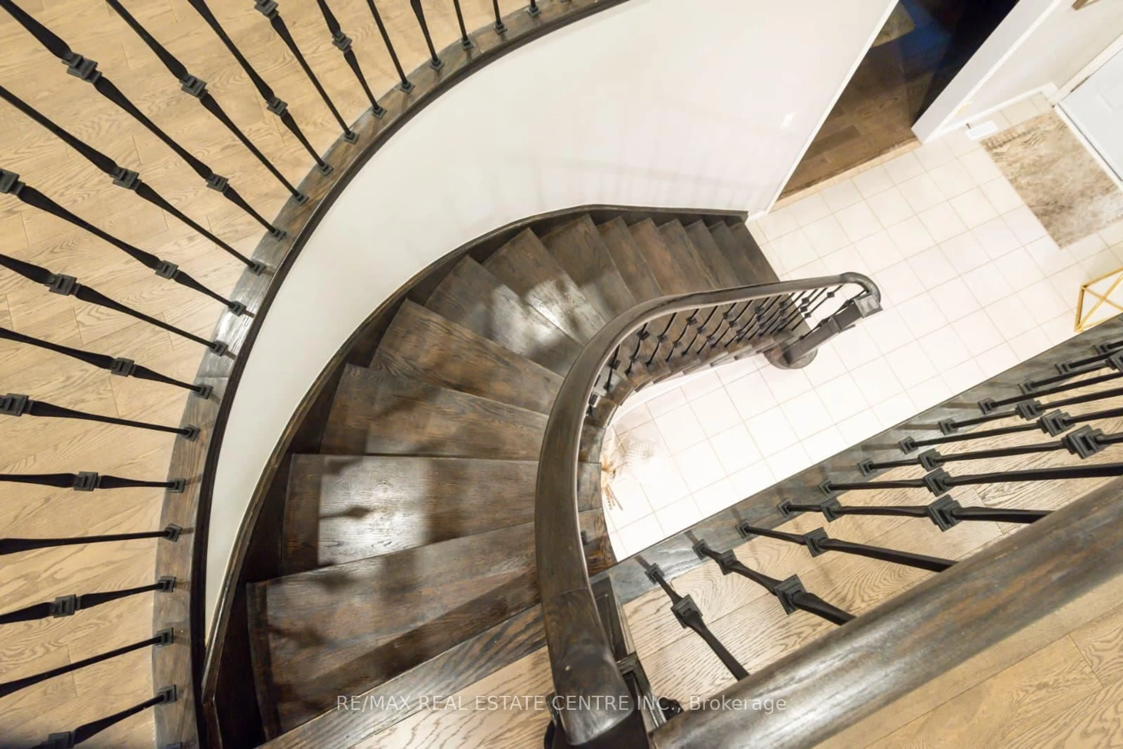 Stairs for 3683 East Park Crt, Mississauga Ontario L5L 4V6