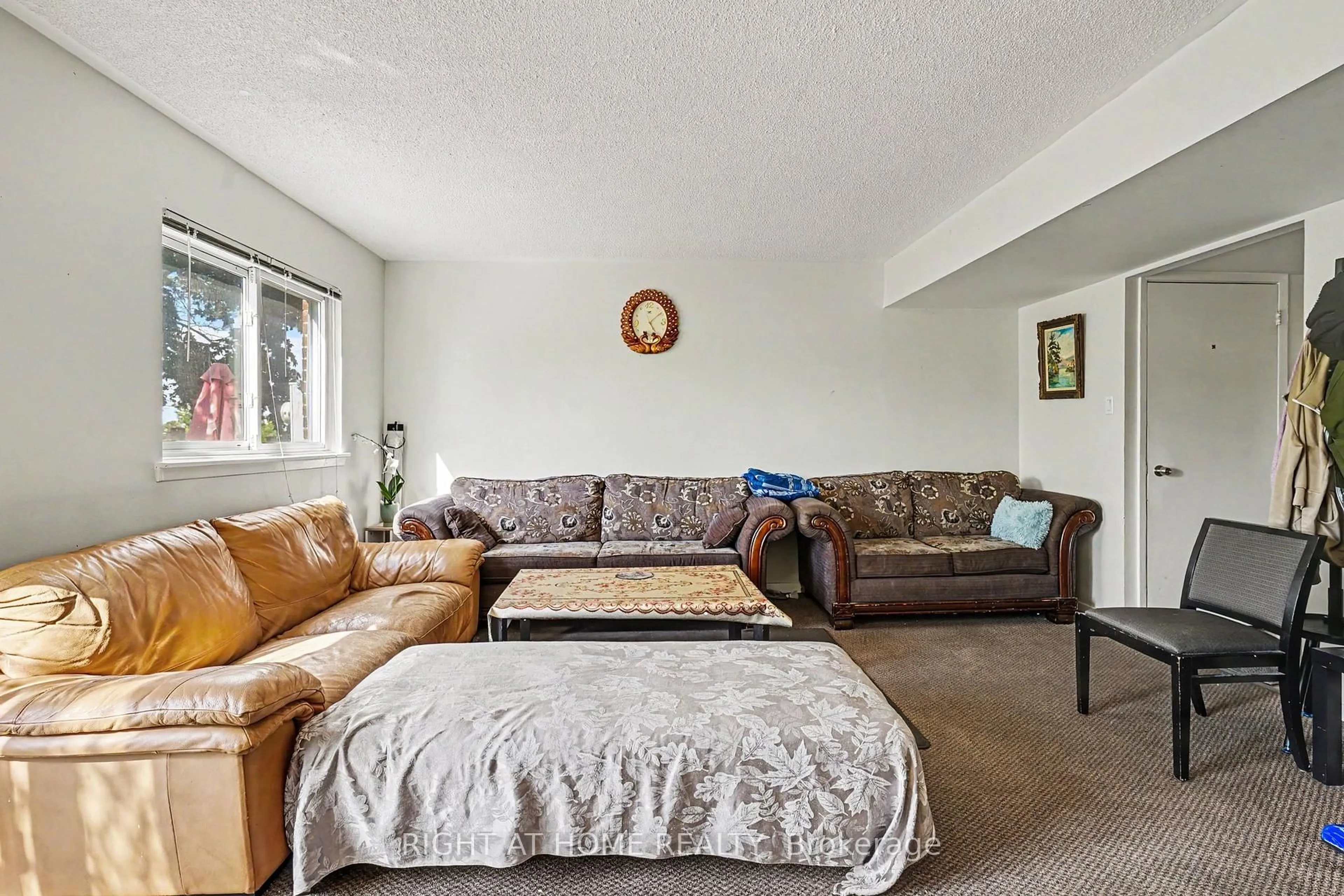Living room with furniture, carpet floor for 1020 CENTRAL PARK Dr #89, Brampton Ontario L6S 3J5