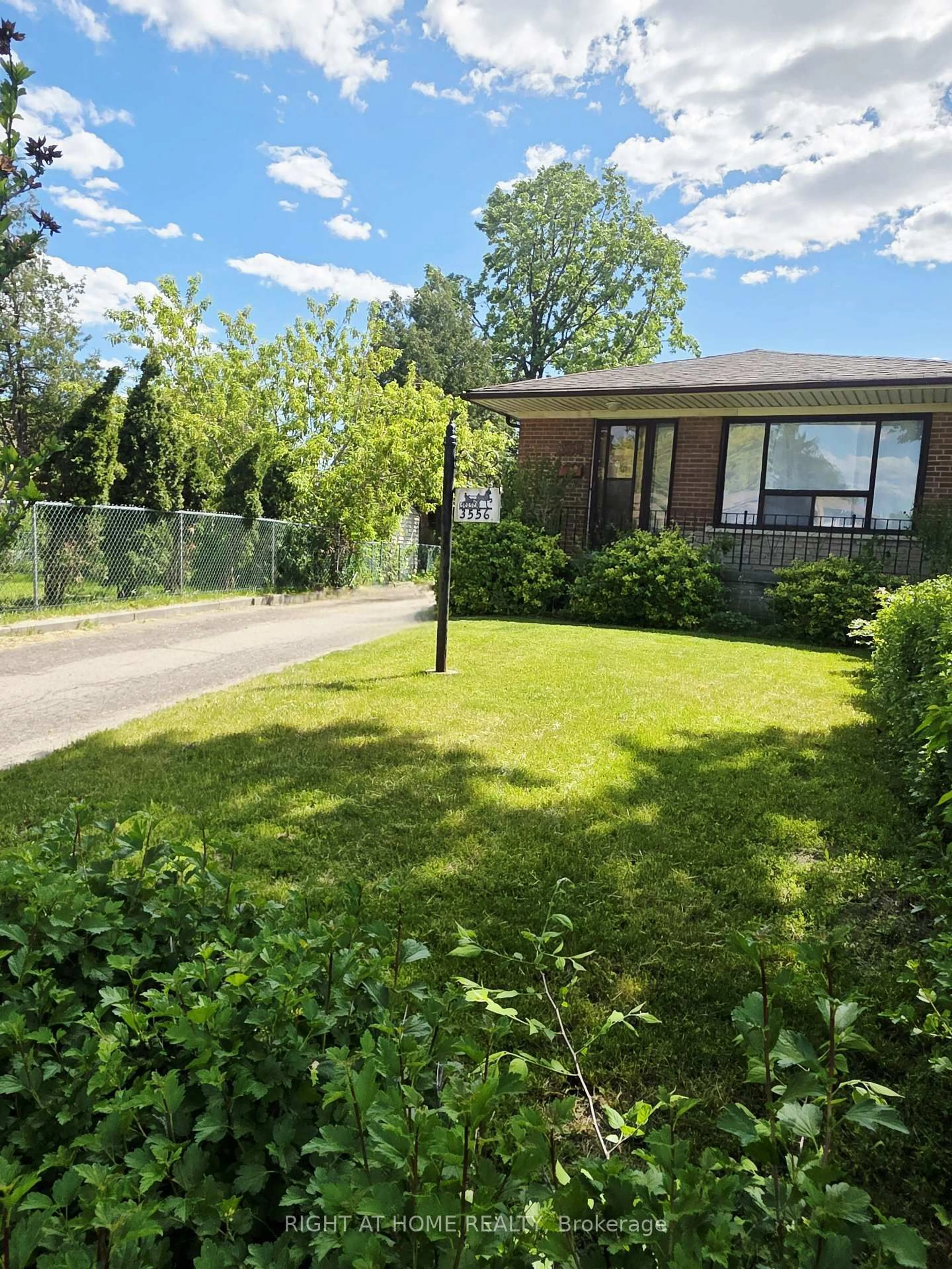 A pic from outside/outdoor area/front of a property/back of a property/a pic from drone, street for 3556 Monica Dr, Mississauga Ontario L4T 2E5