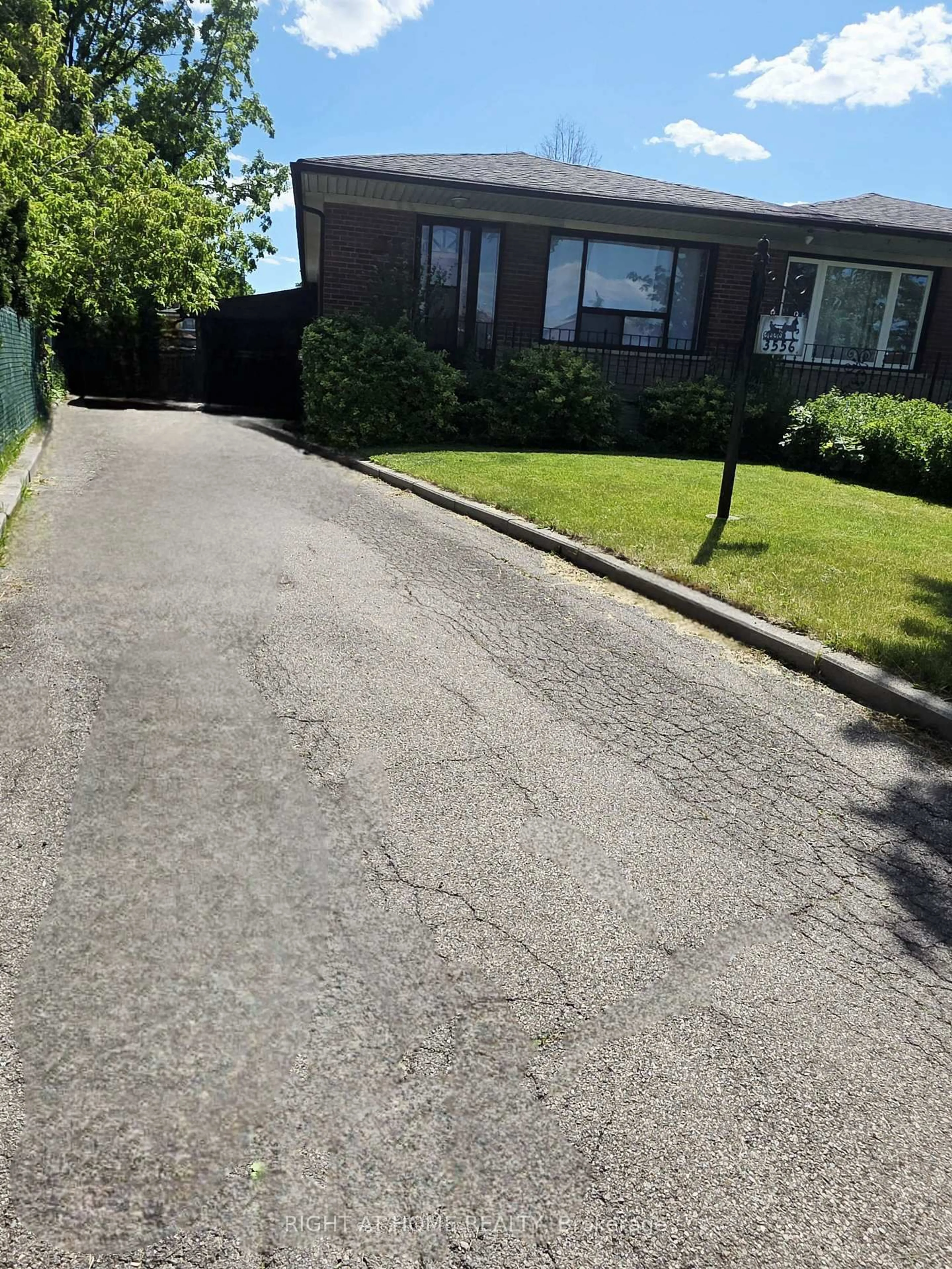 A pic from outside/outdoor area/front of a property/back of a property/a pic from drone, street for 3556 Monica Dr, Mississauga Ontario L4T 2E5